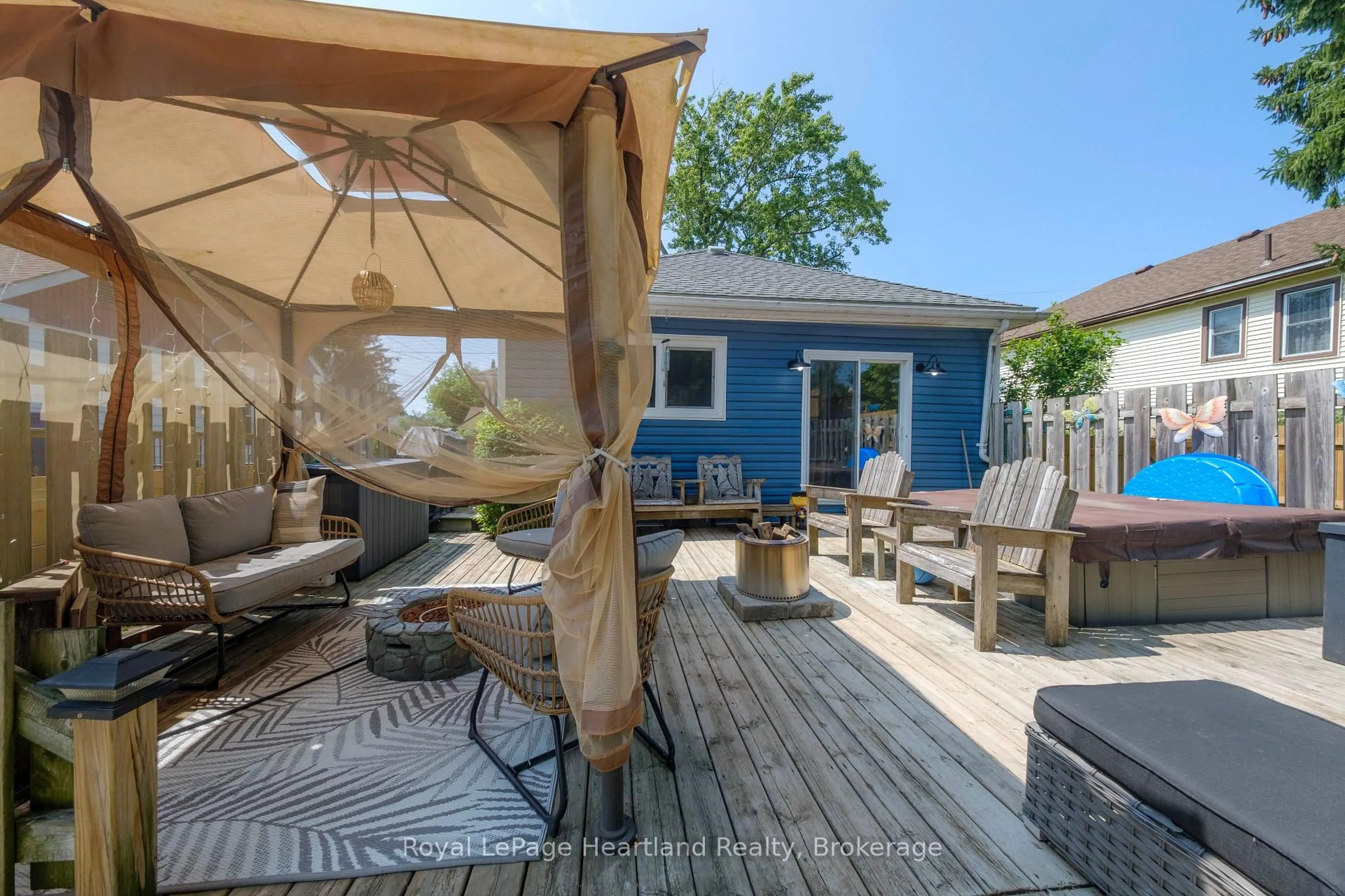 Patio, street for 109 Carling Terr, North Huron Ontario N0G 2W0
