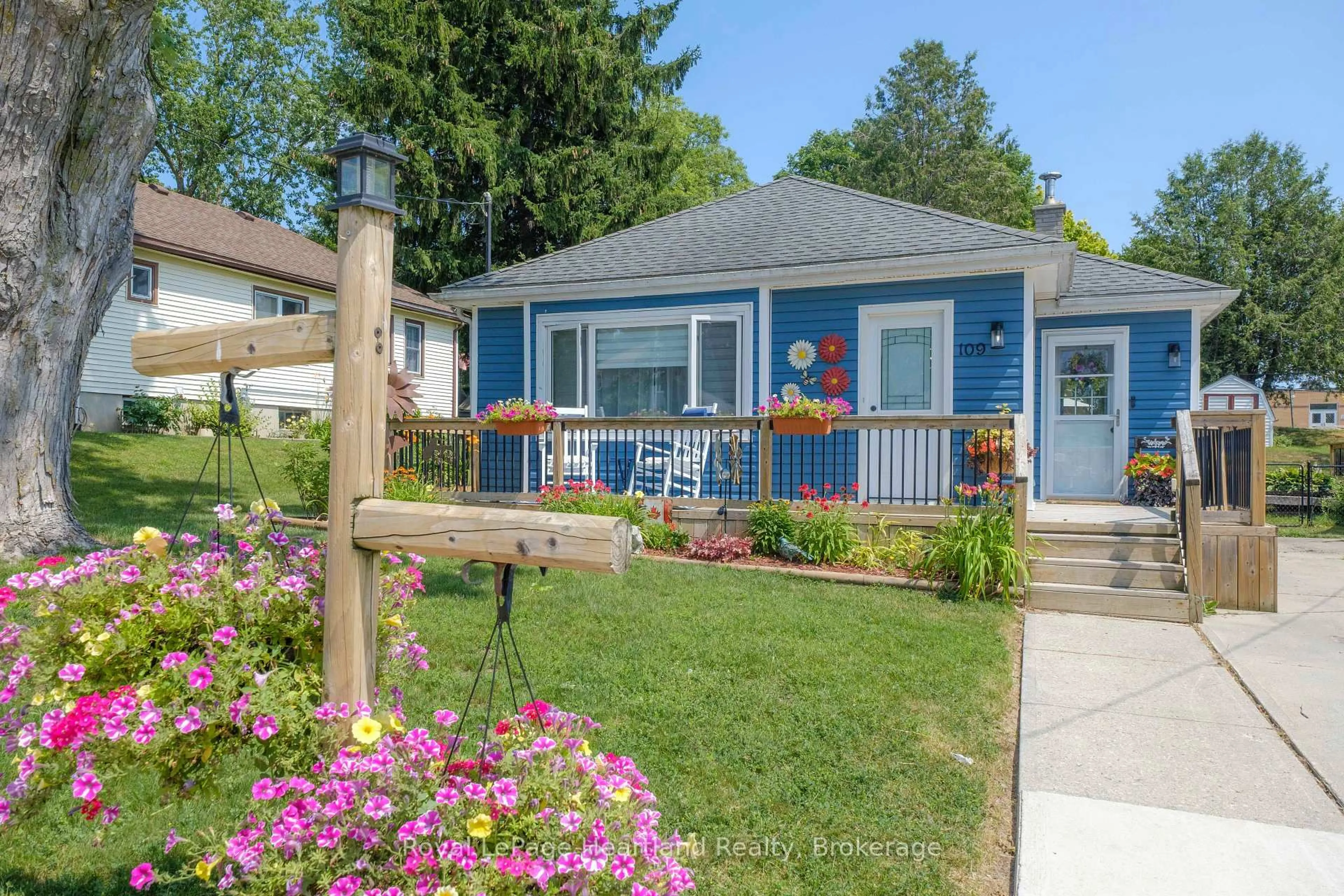 Patio, street for 109 Carling Terr, North Huron Ontario N0G 2W0