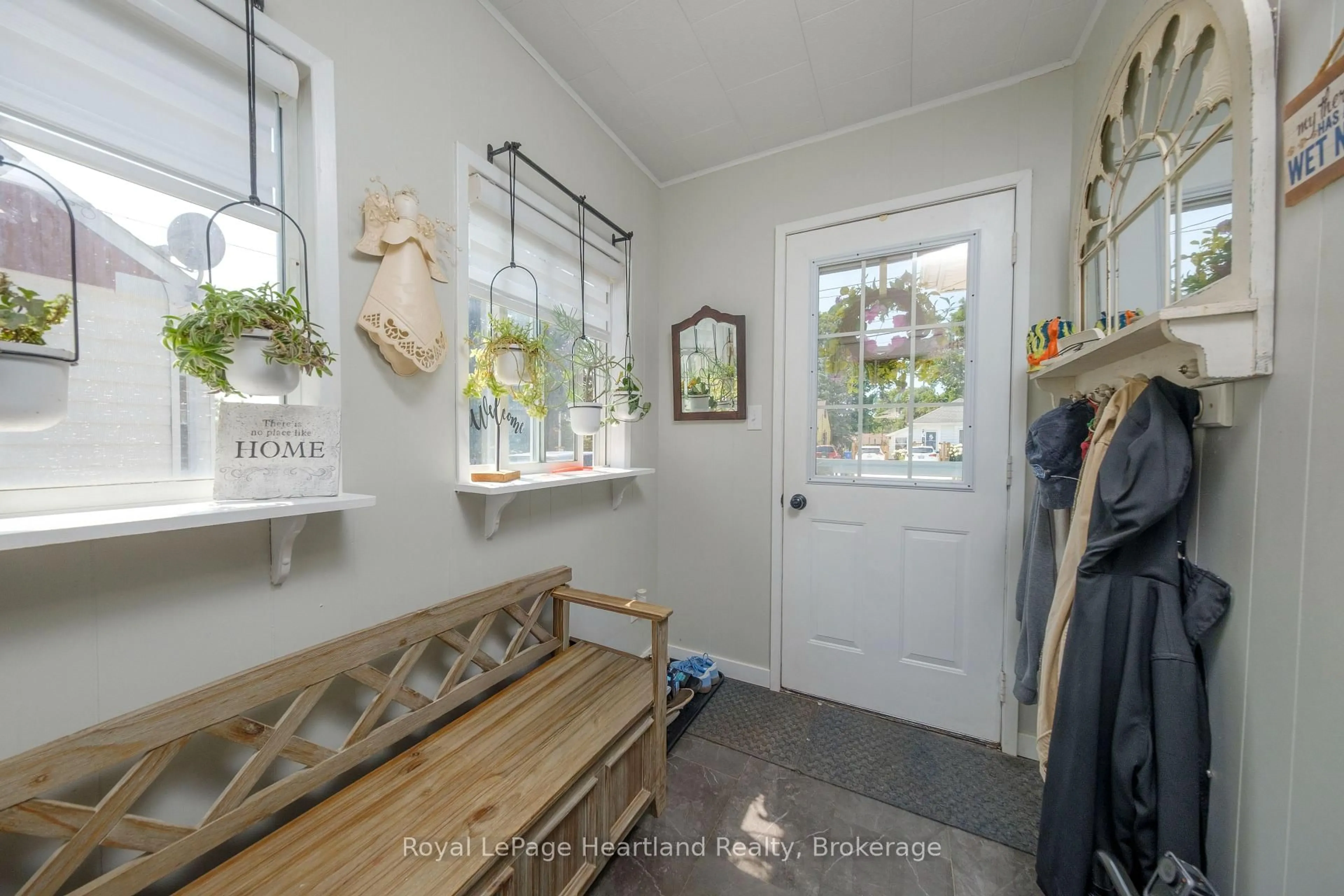 Indoor entryway for 109 Carling Terr, North Huron Ontario N0G 2W0