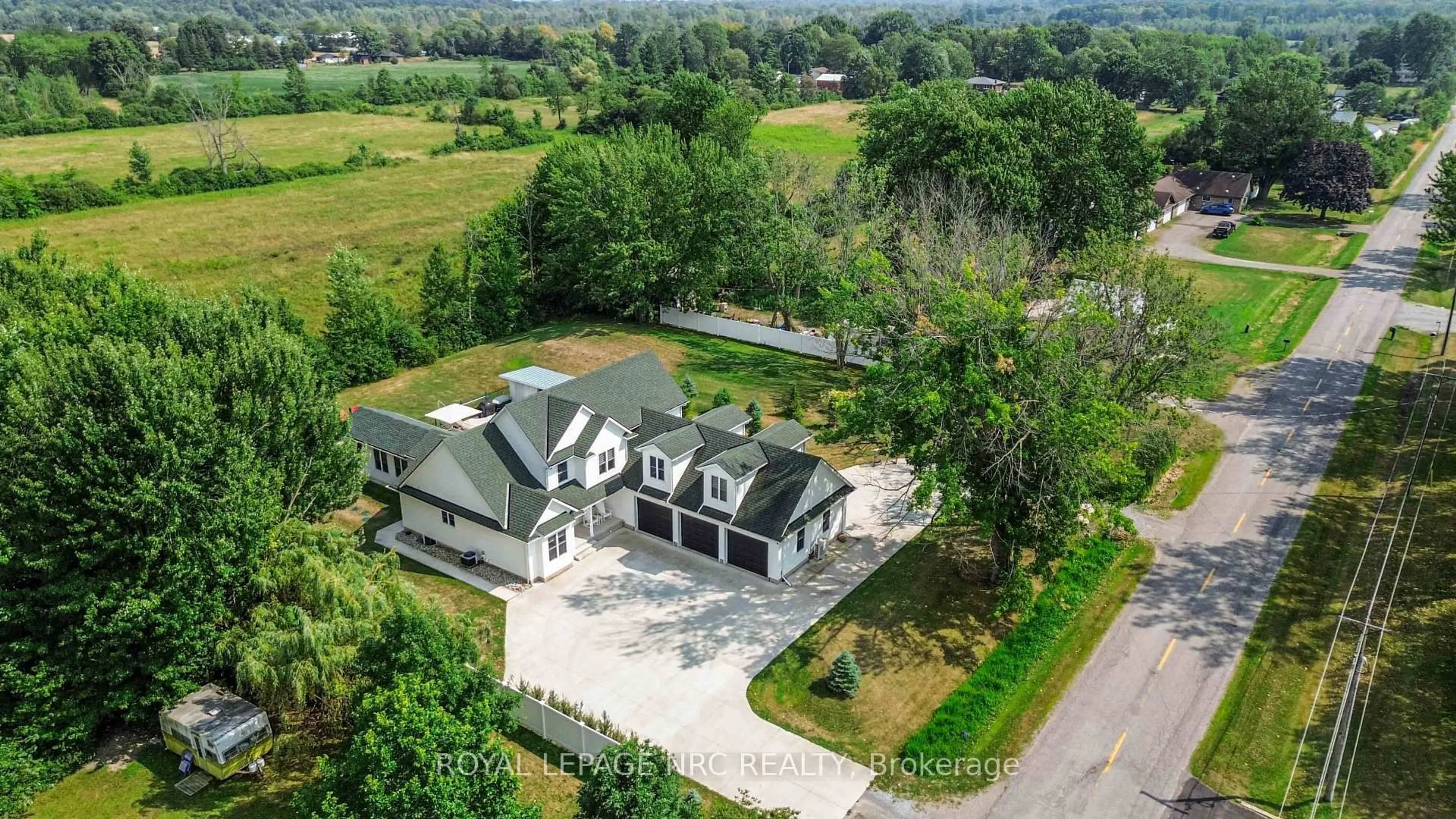 A pic from outside/outdoor area/front of a property/back of a property/a pic from drone, unknown for 124 Holloway Bay Rd, Fort Erie Ontario L0S 1R0