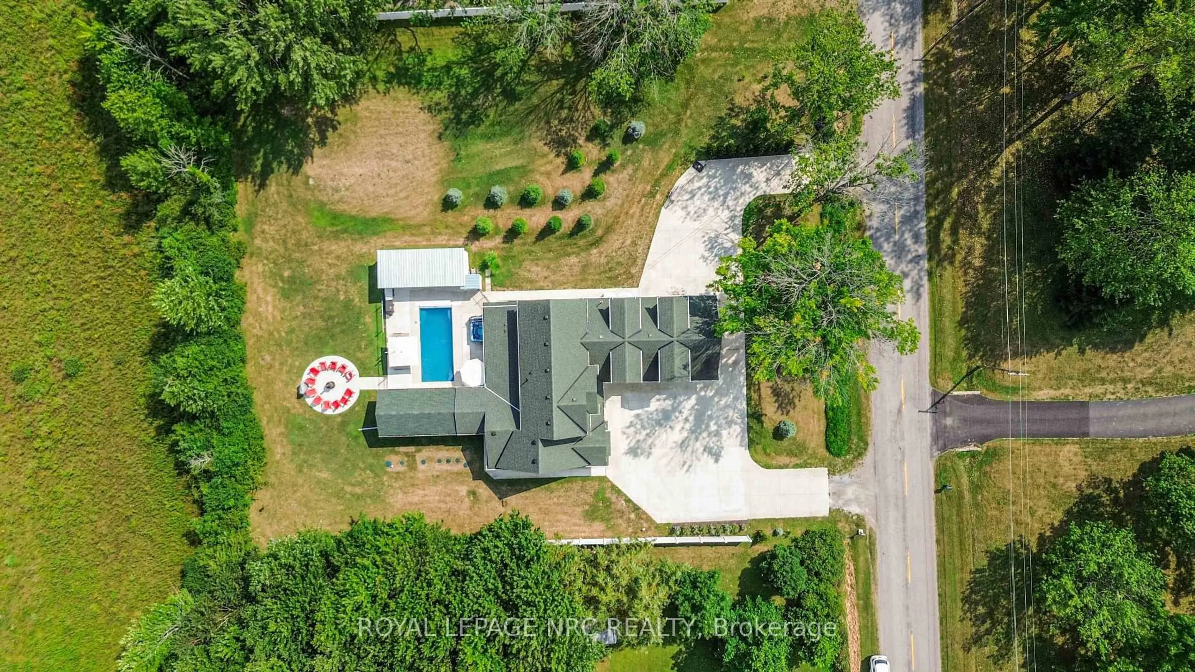 A pic from outside/outdoor area/front of a property/back of a property/a pic from drone, unknown for 124 Holloway Bay Rd, Fort Erie Ontario L0S 1R0