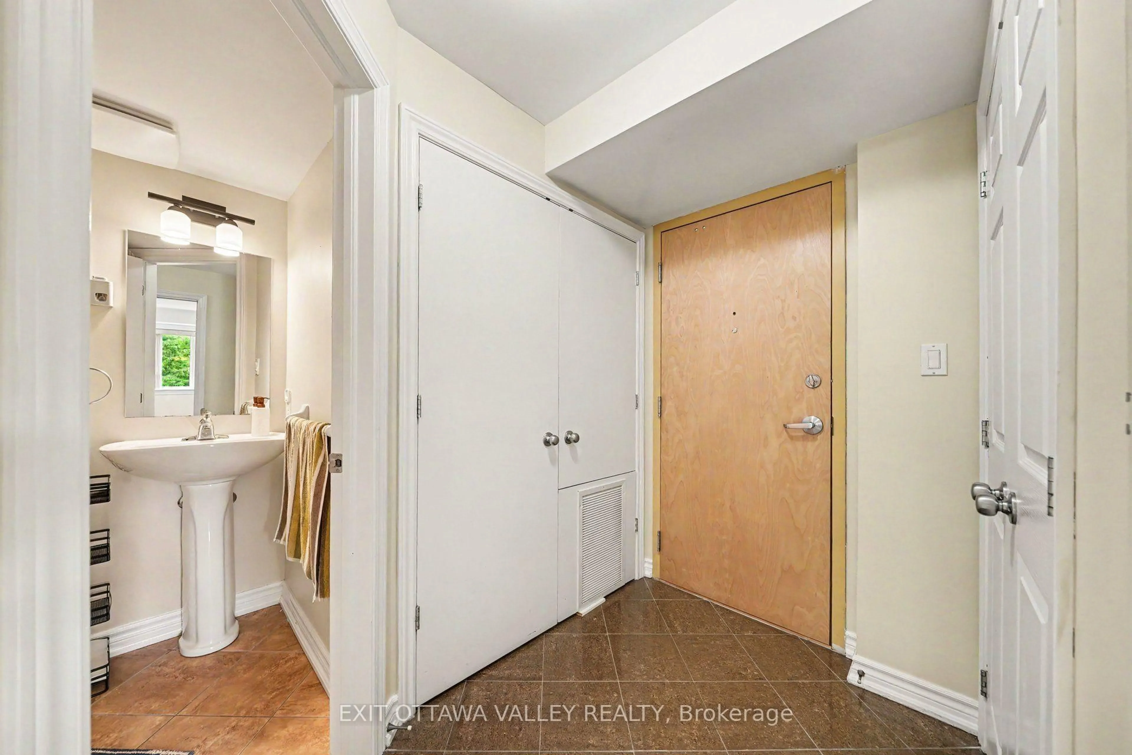 Indoor entryway for 14 Norice St #208, Ottawa Ontario K2G 2X4
