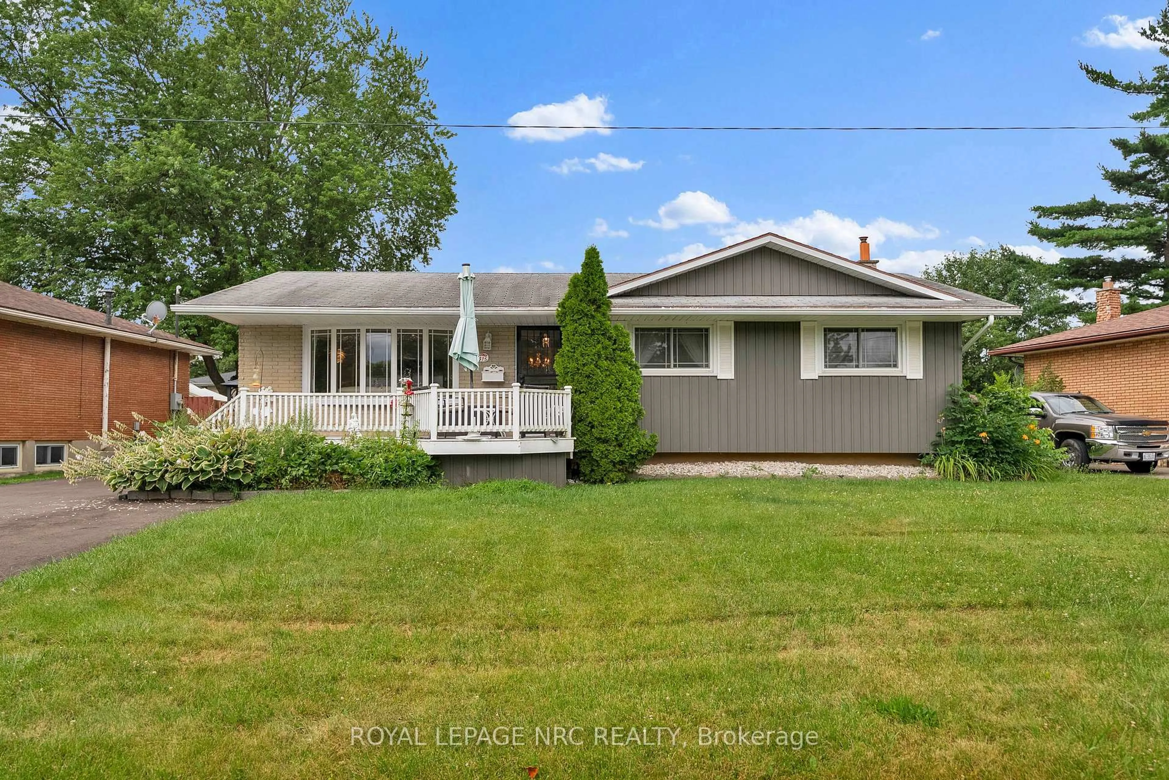 Home with vinyl exterior material, street for 8415 Parkway Dr, Niagara Falls Ontario L2G 6W8