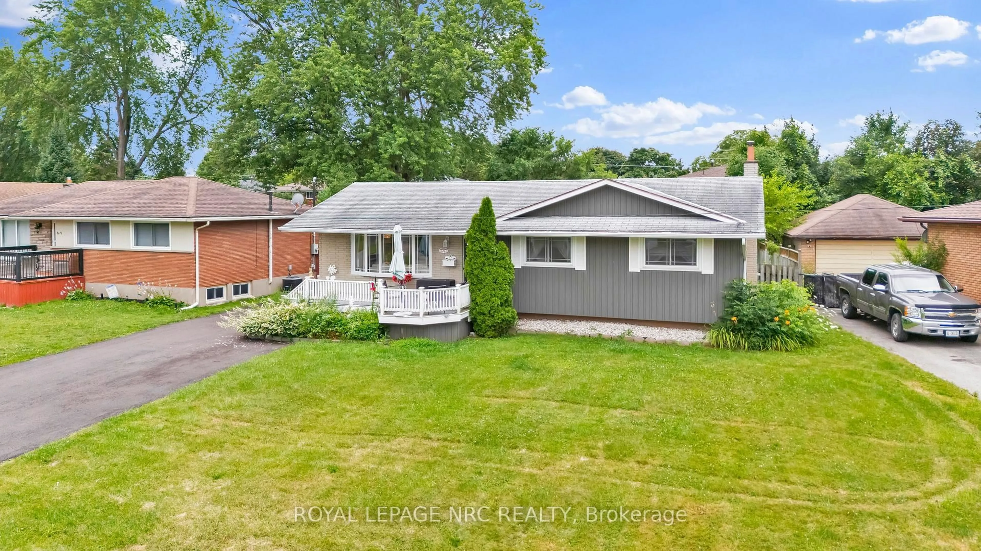 A pic from outside/outdoor area/front of a property/back of a property/a pic from drone, street for 8415 Parkway Dr, Niagara Falls Ontario L2G 6W8