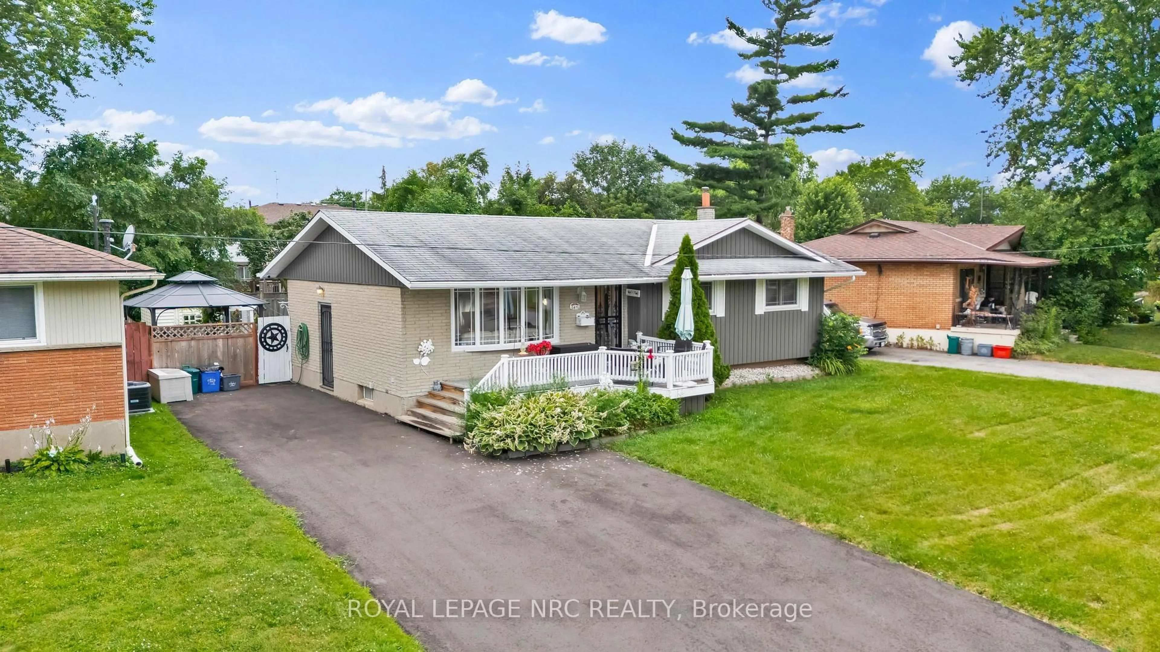 A pic from outside/outdoor area/front of a property/back of a property/a pic from drone, street for 8415 Parkway Dr, Niagara Falls Ontario L2G 6W8