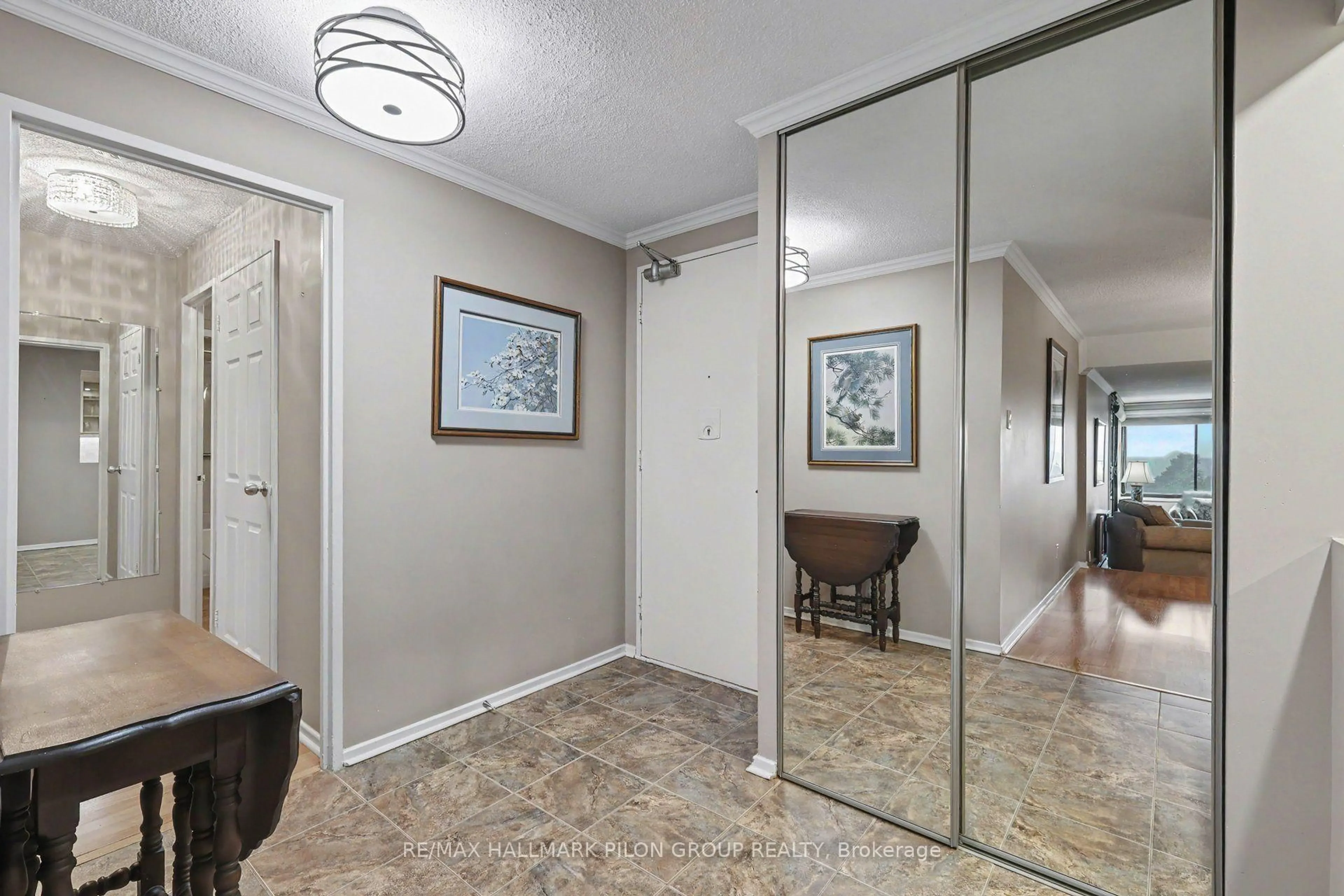 Indoor foyer for 415 Greenview Ave #1305, Ottawa Ontario K2B 8G5