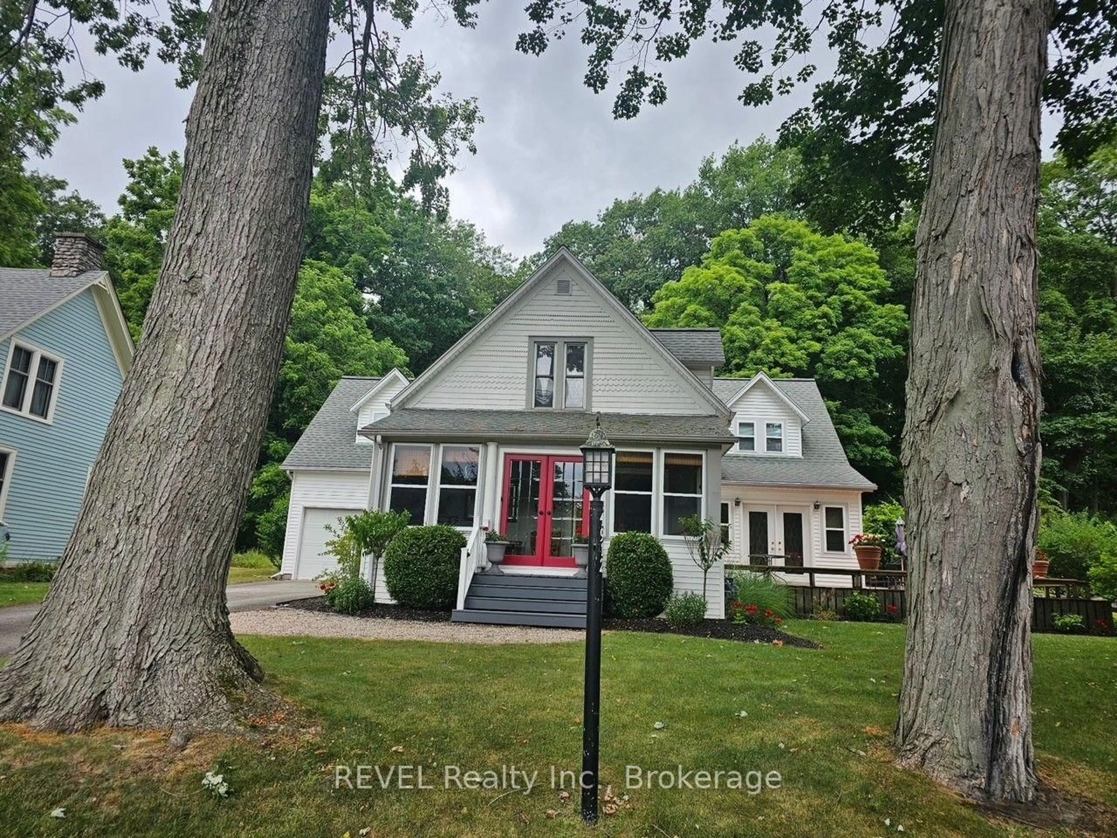 A pic from outside/outdoor area/front of a property/back of a property/a pic from drone, street for 4912 Brown Rd, Fort Erie Ontario L0S 1N0