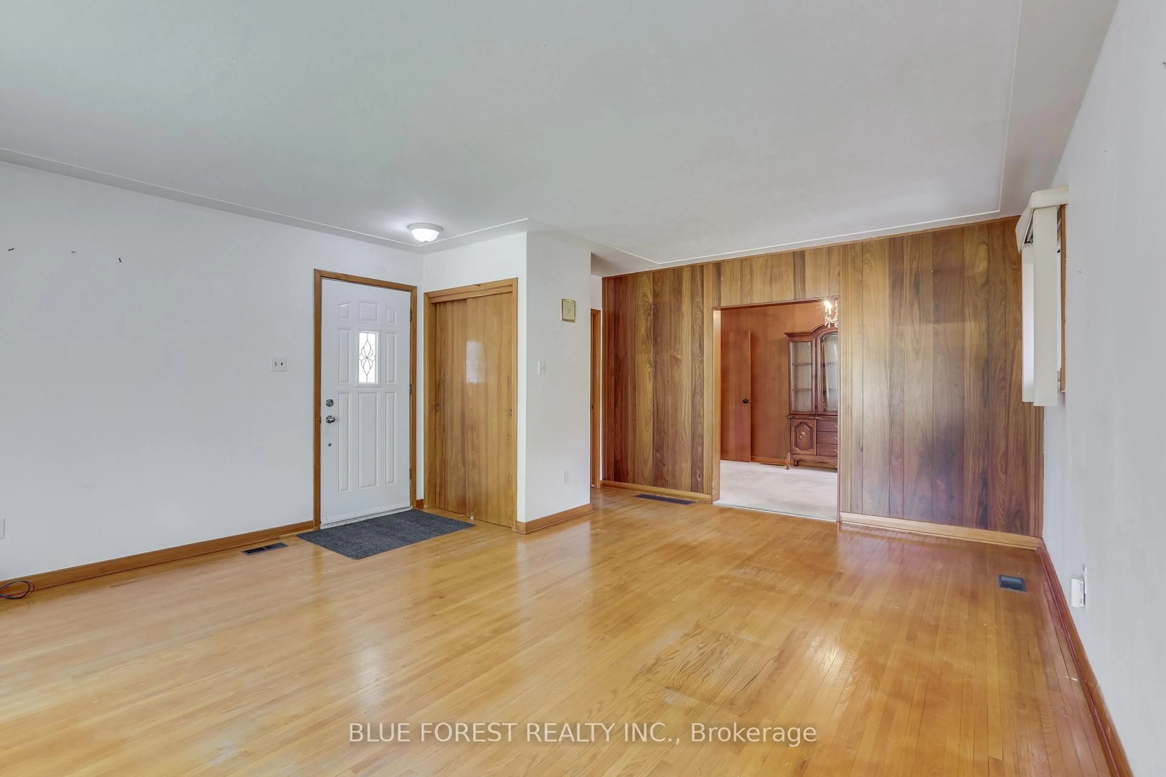 Indoor foyer for 1201 Patann Dr, London East Ontario N5V 2J3