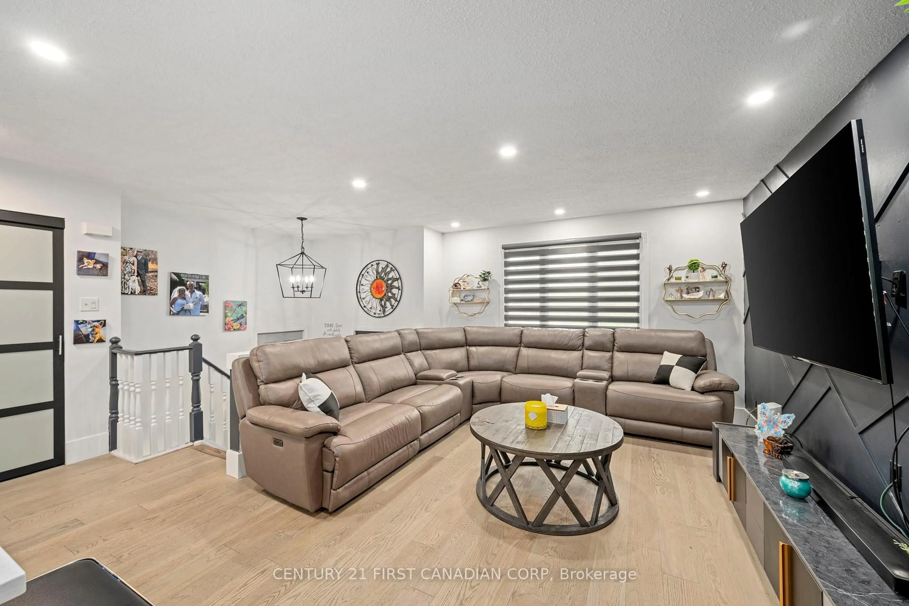 Living room with furniture, unknown for 902 Railton Ave, London East Ontario N5V 4V9