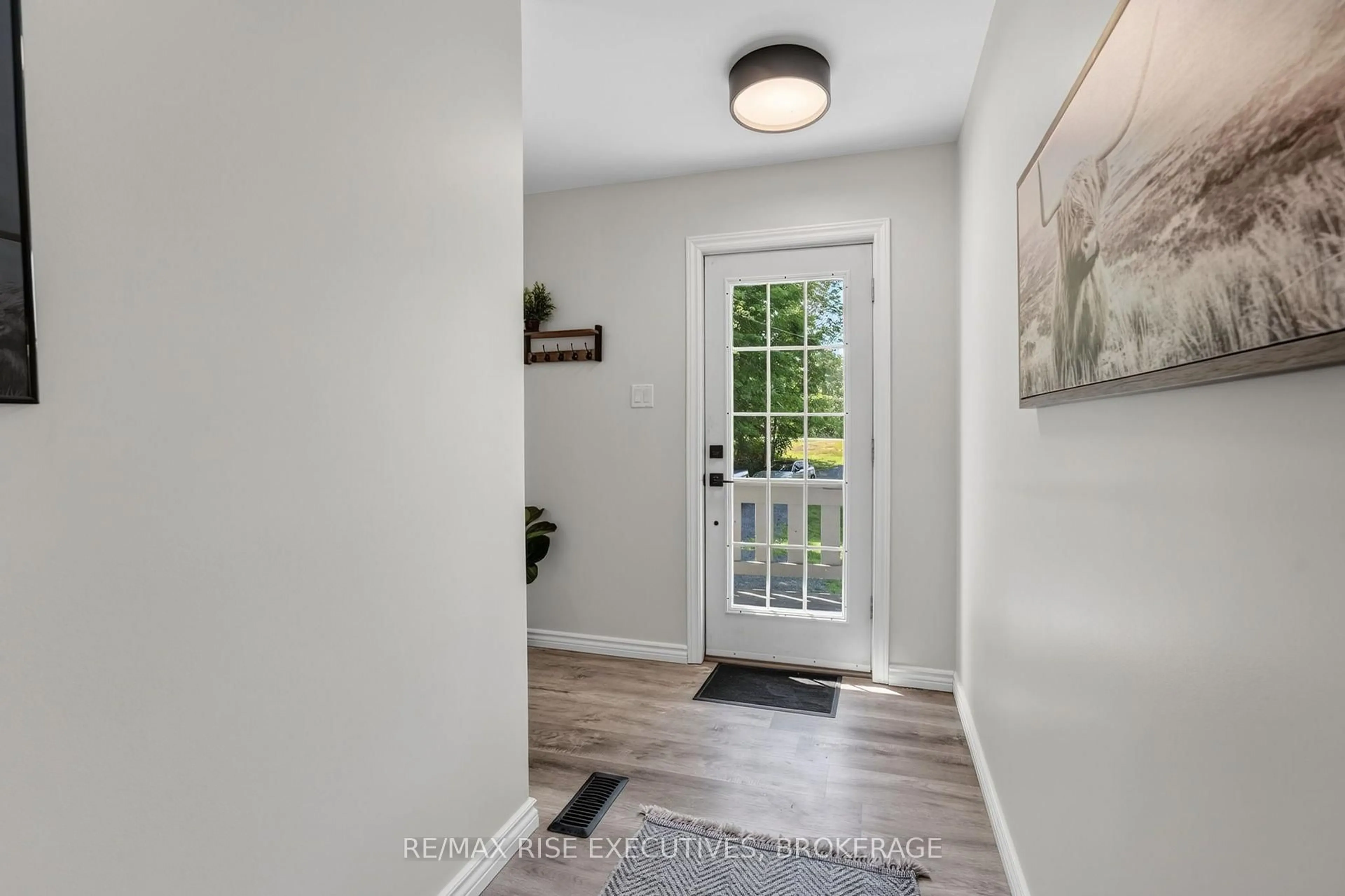 Indoor entryway for 1022 Bauder Rd, Hartington Ontario K0H 1W0