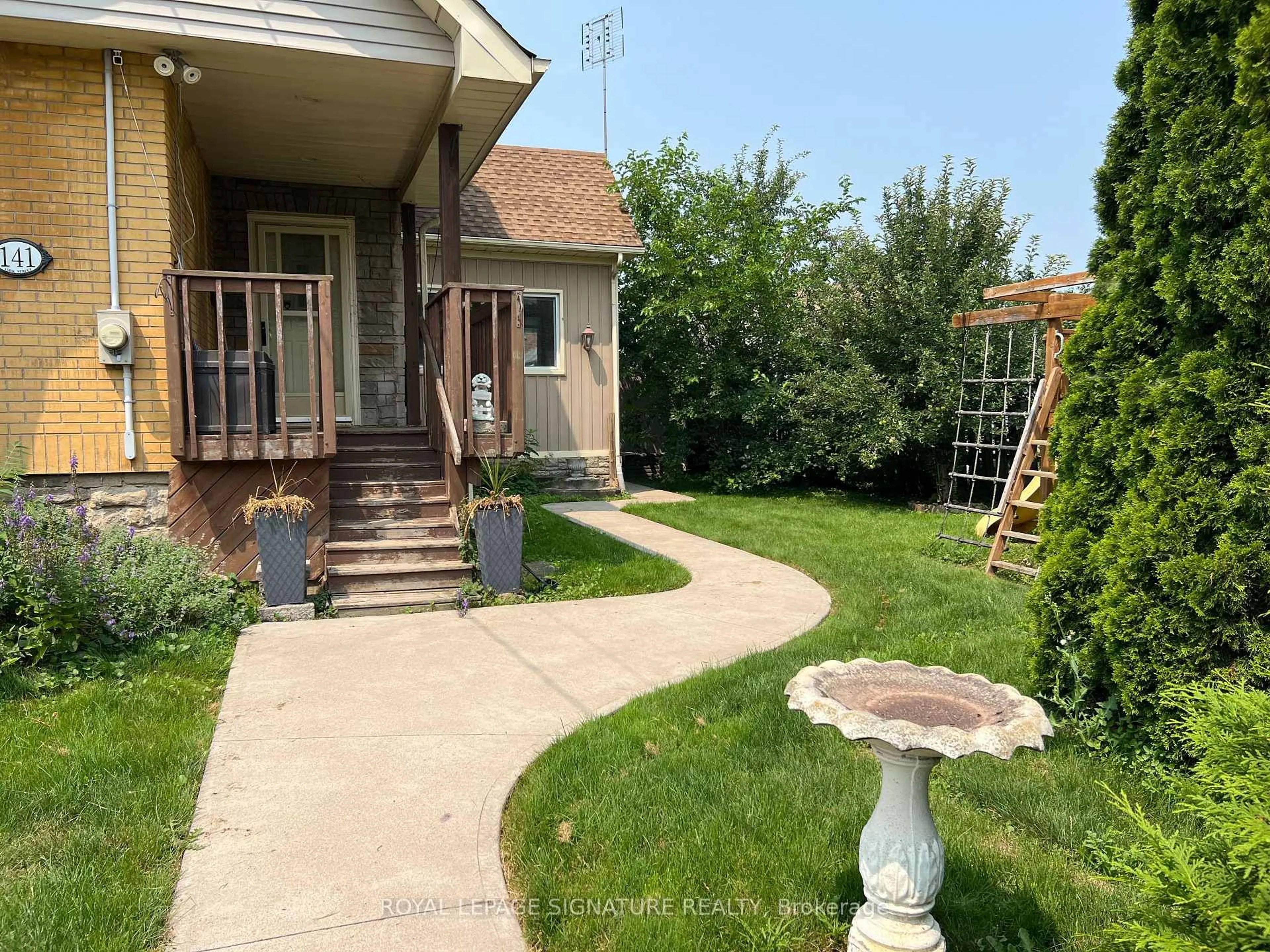 Patio, street for 141 York St, St. Catharines Ontario L2R 6E8