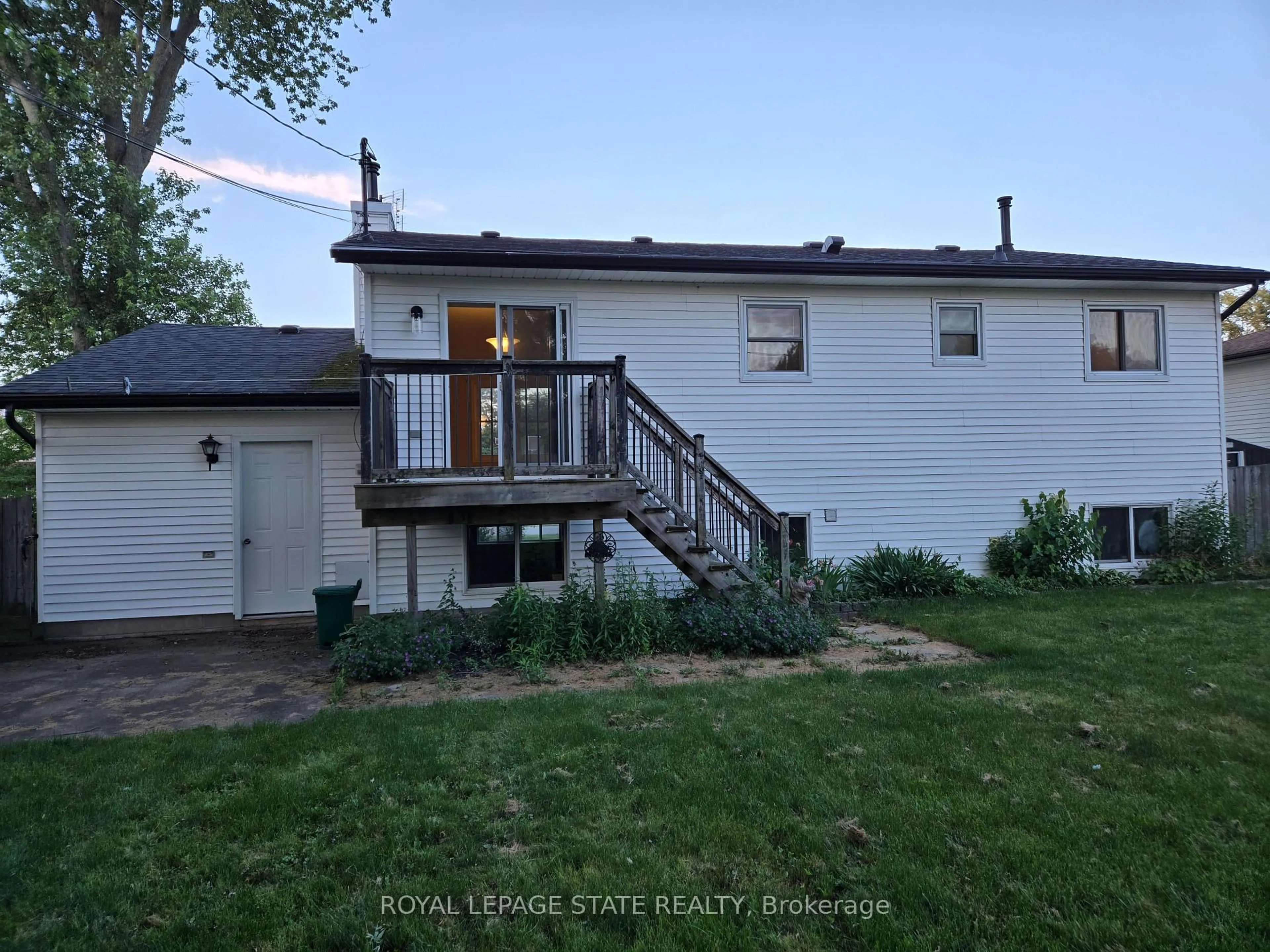 A pic from outside/outdoor area/front of a property/back of a property/a pic from drone, street for 697 Ferndale Ave, Fort Erie Ontario L2A 5C7