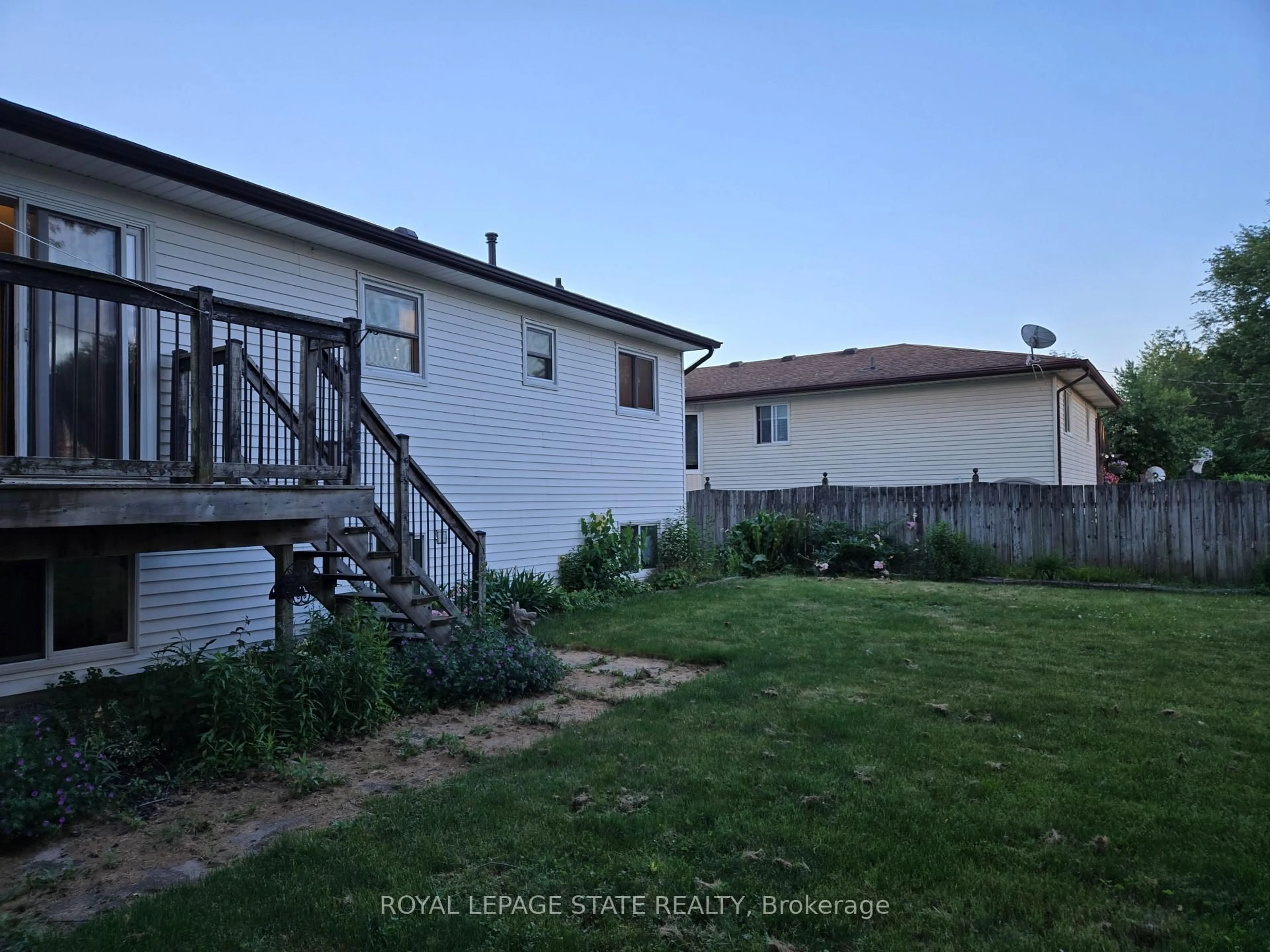 A pic from outside/outdoor area/front of a property/back of a property/a pic from drone, unknown for 697 Ferndale Ave, Fort Erie Ontario L2A 5C7
