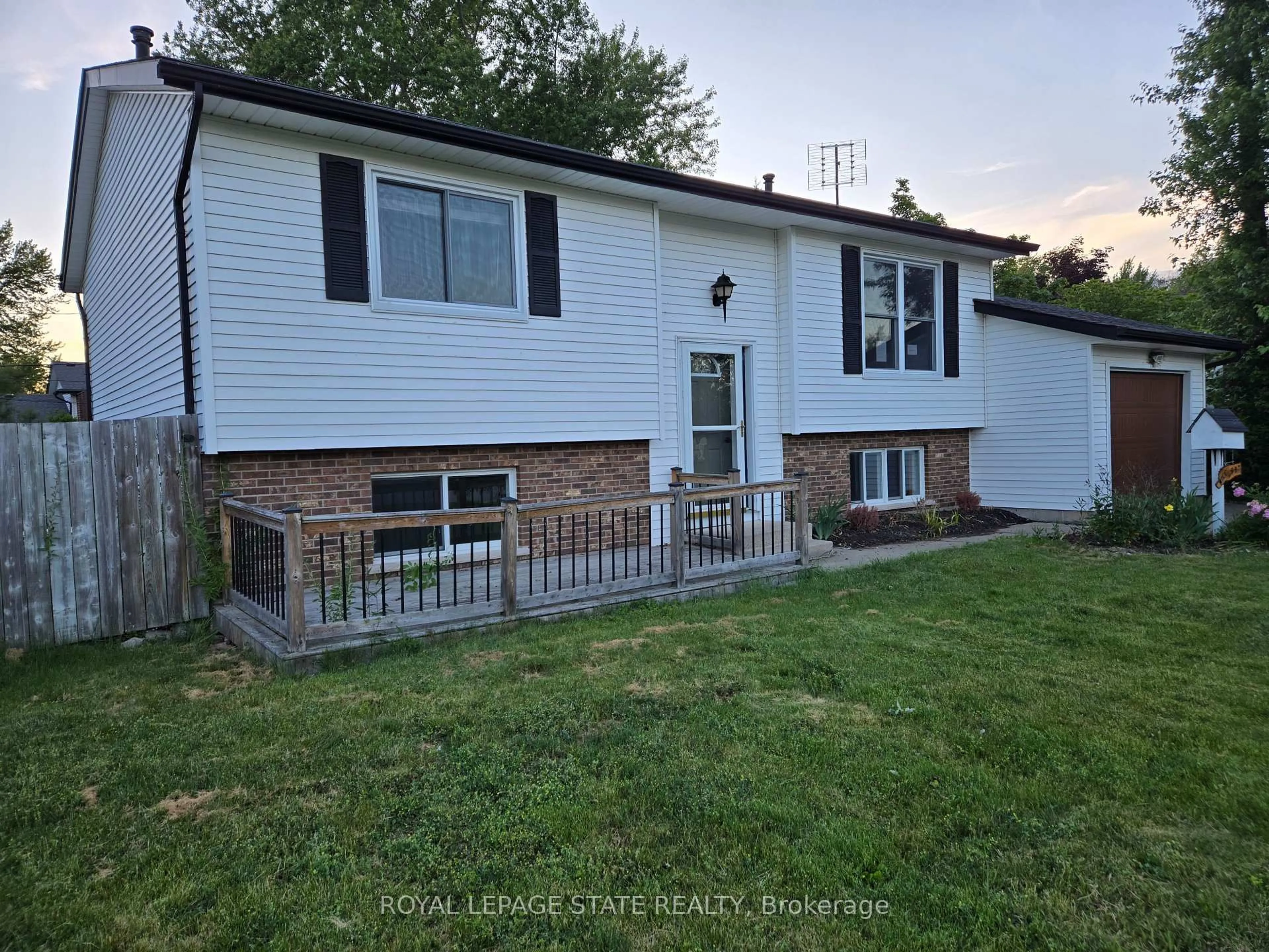 Home with vinyl exterior material, street for 697 Ferndale Ave, Fort Erie Ontario L2A 5C7