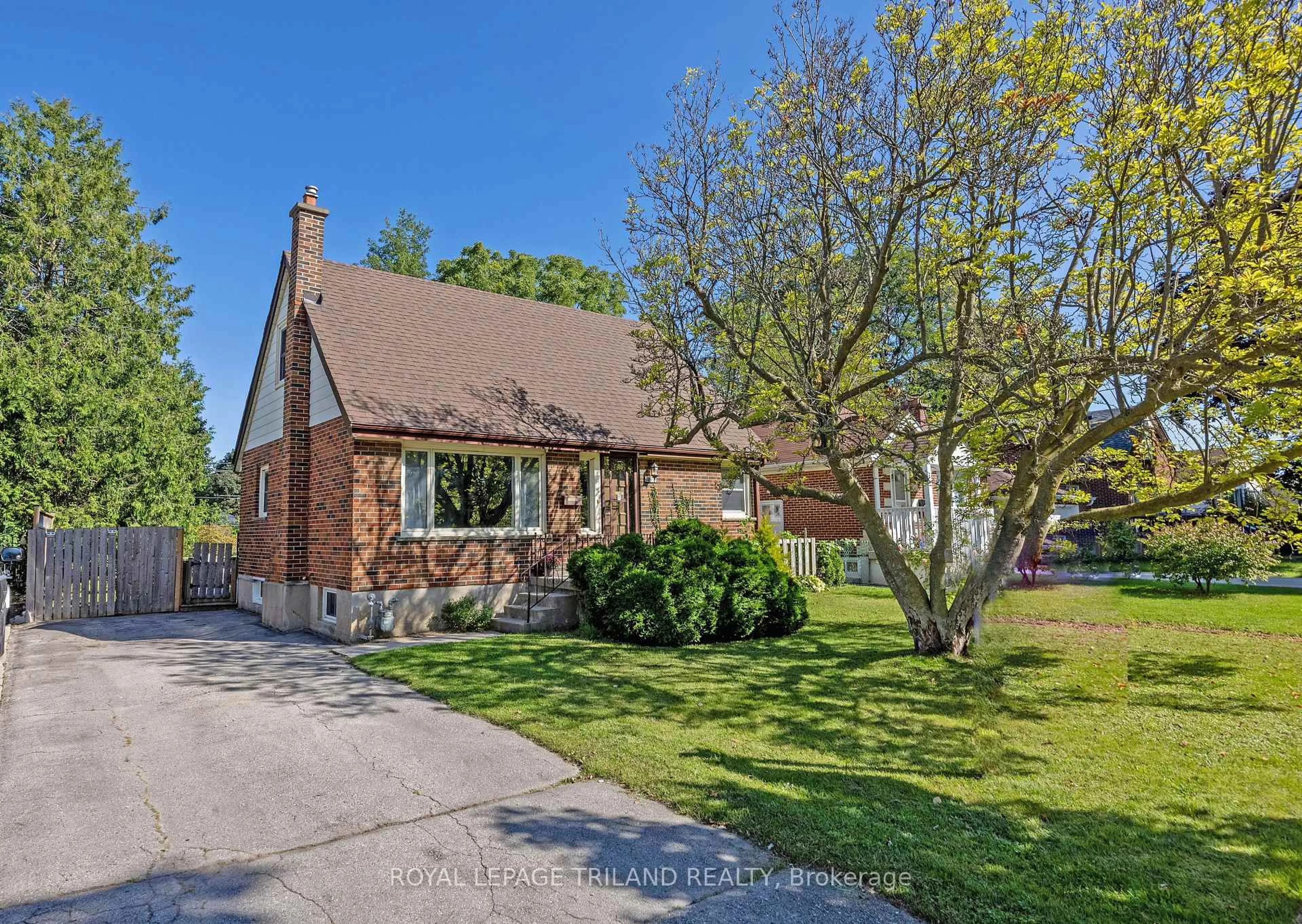 A pic from outside/outdoor area/front of a property/back of a property/a pic from drone, street for 1874 Churchill Ave, London East Ontario N5W 2L6
