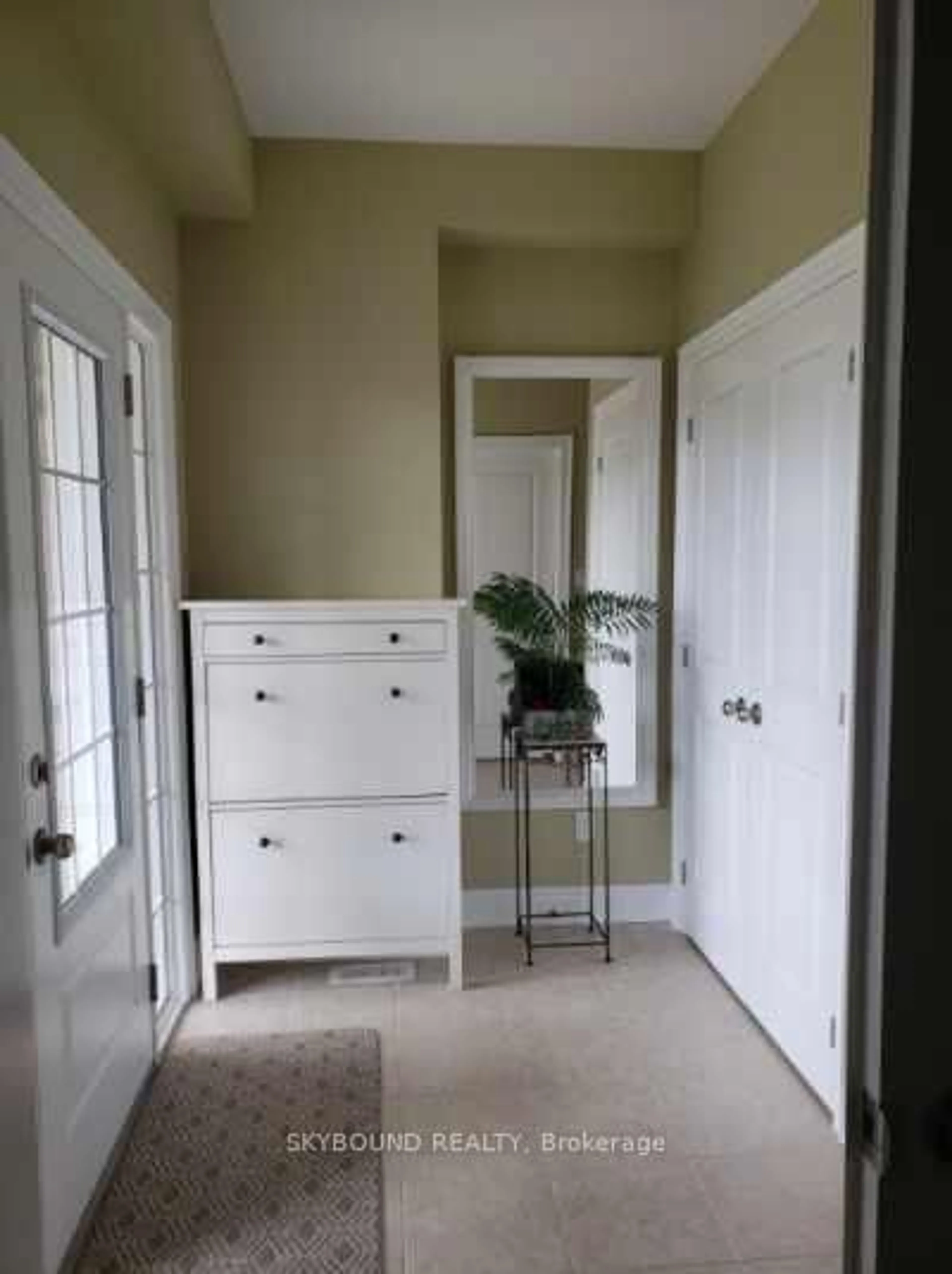 Indoor entryway for 400 Hummel Cres, Fort Erie Ontario L2A 0E8