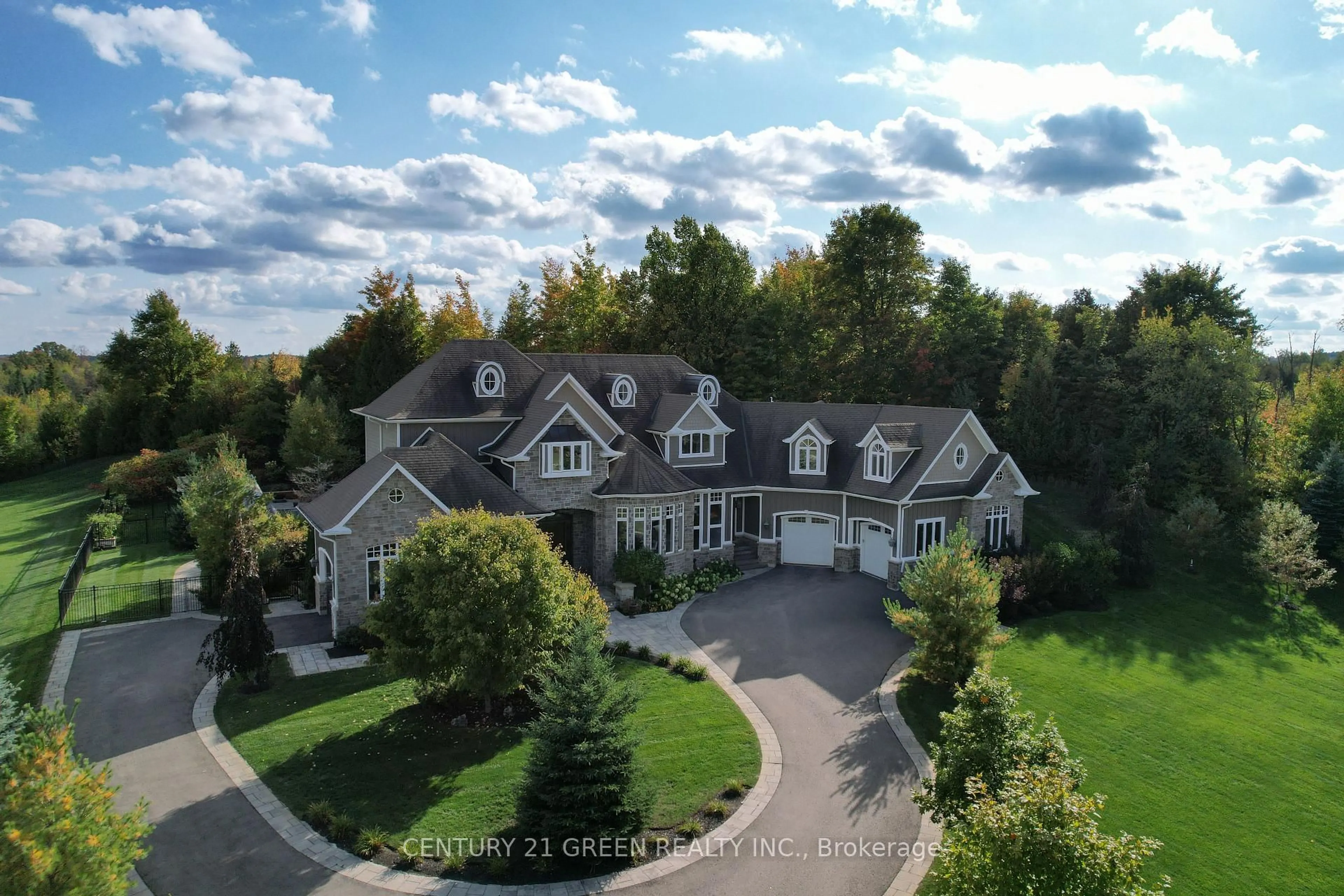 A pic from outside/outdoor area/front of a property/back of a property/a pic from drone, unknown for 39 Brookhaven Cres, East Garafraxa Ontario L9W 7M9