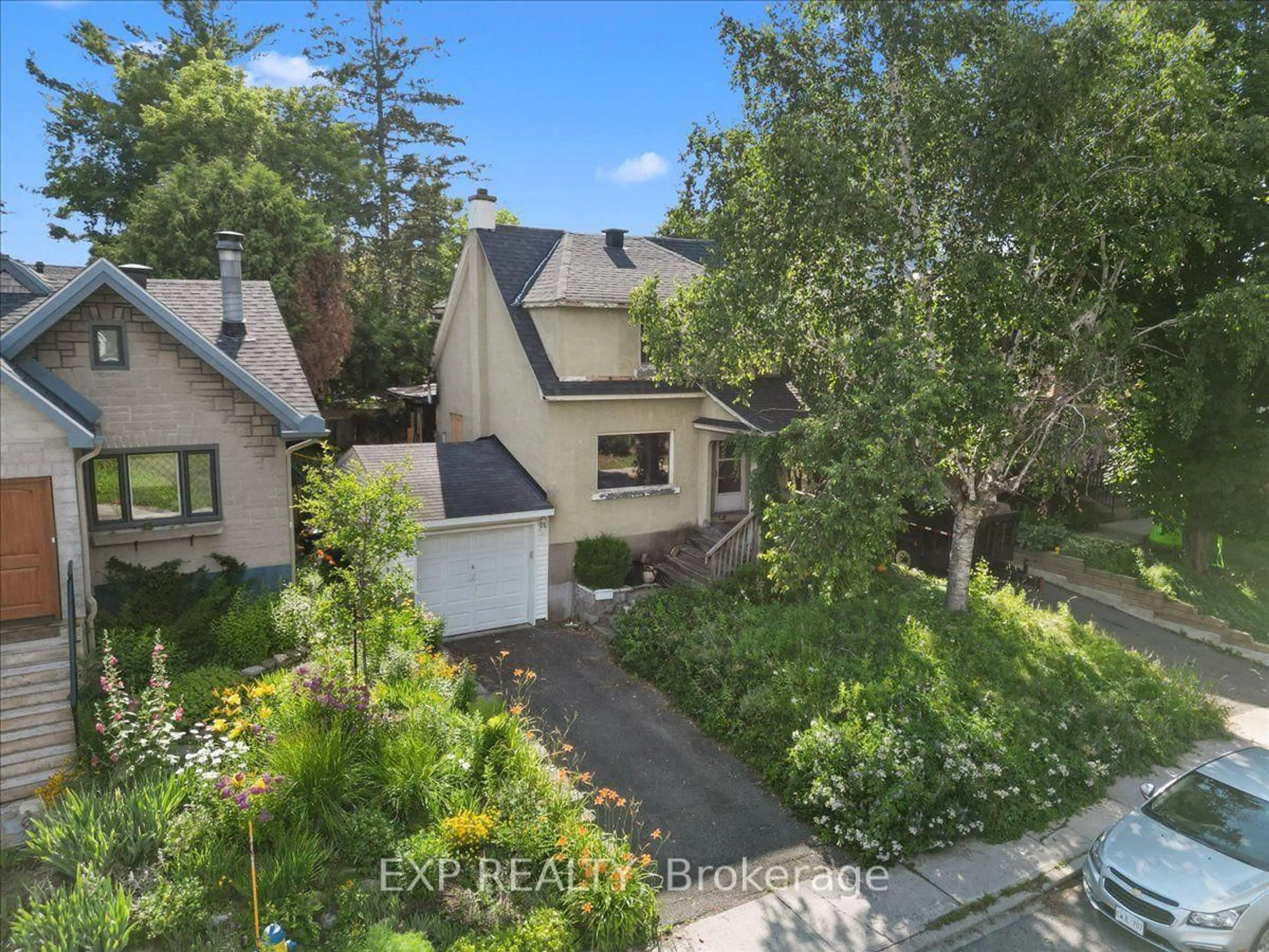 A pic from outside/outdoor area/front of a property/back of a property/a pic from drone, street for 176 Marlborough Ave, Ottawa Ontario K1N 8G4