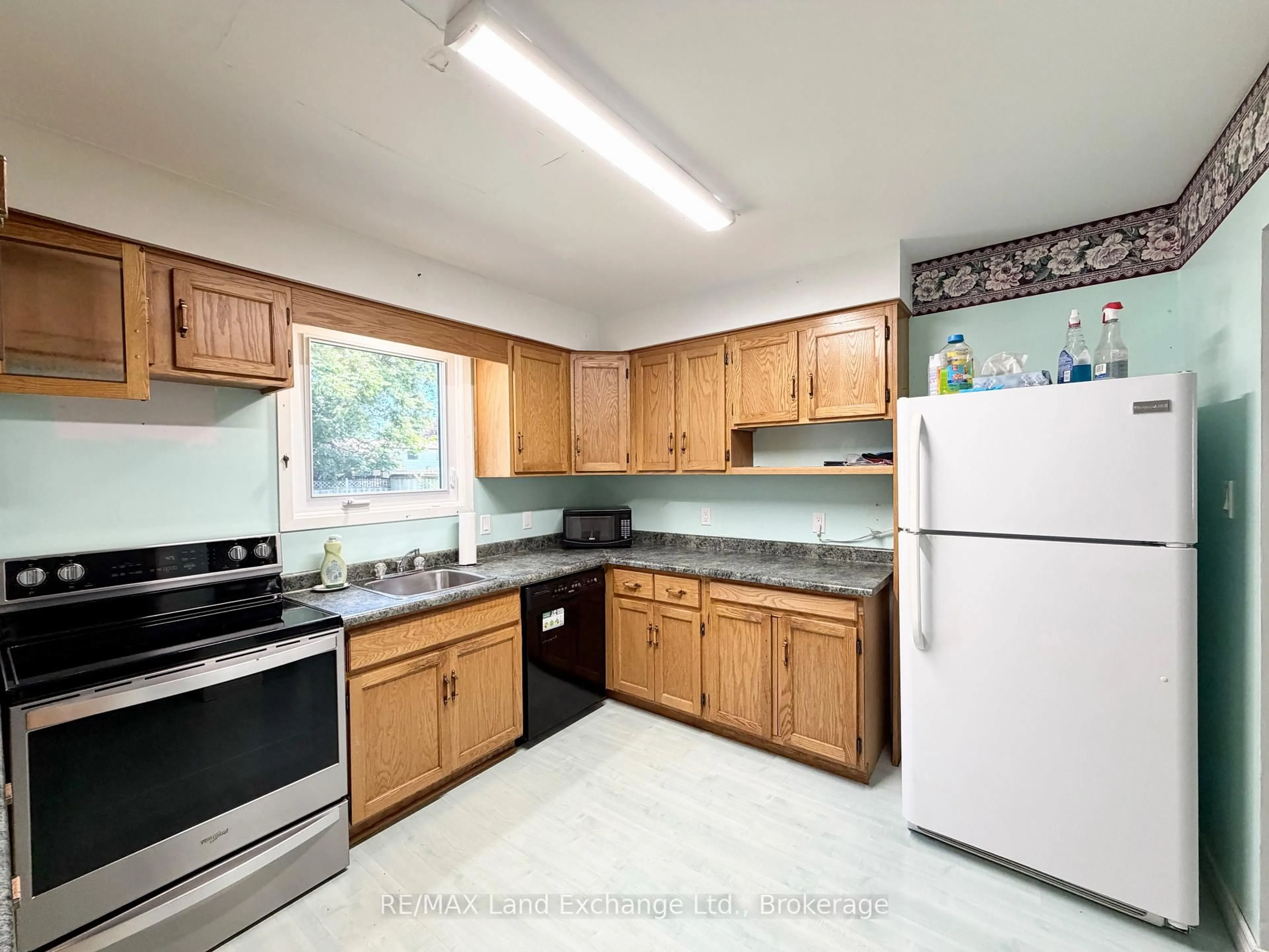 Standard kitchen, unknown for 359 Crawford St, Saugeen Shores Ontario N0H 2C2