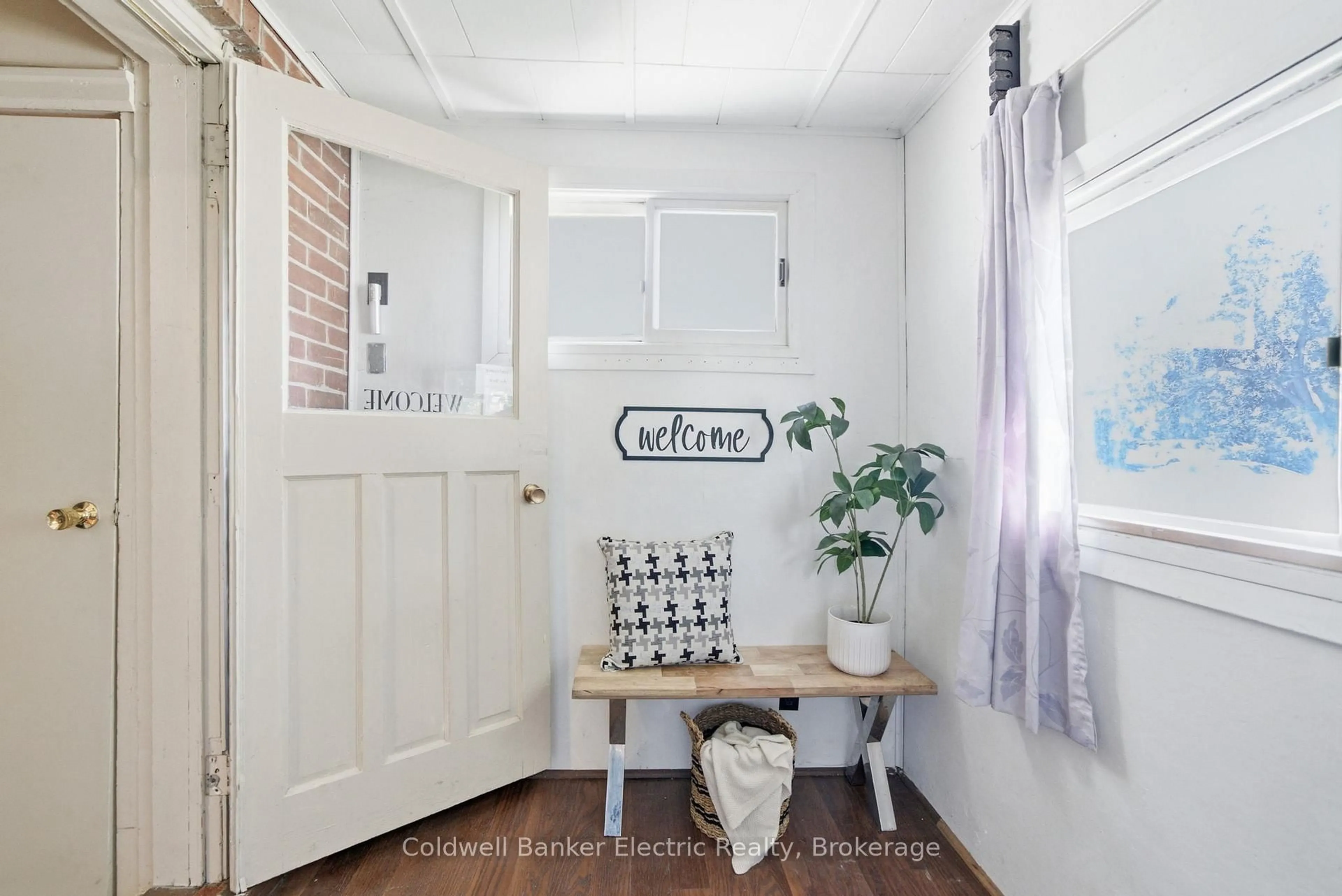 Indoor entryway for 1228 Kenneth Ave, Peterborough Ontario K9J 5P9