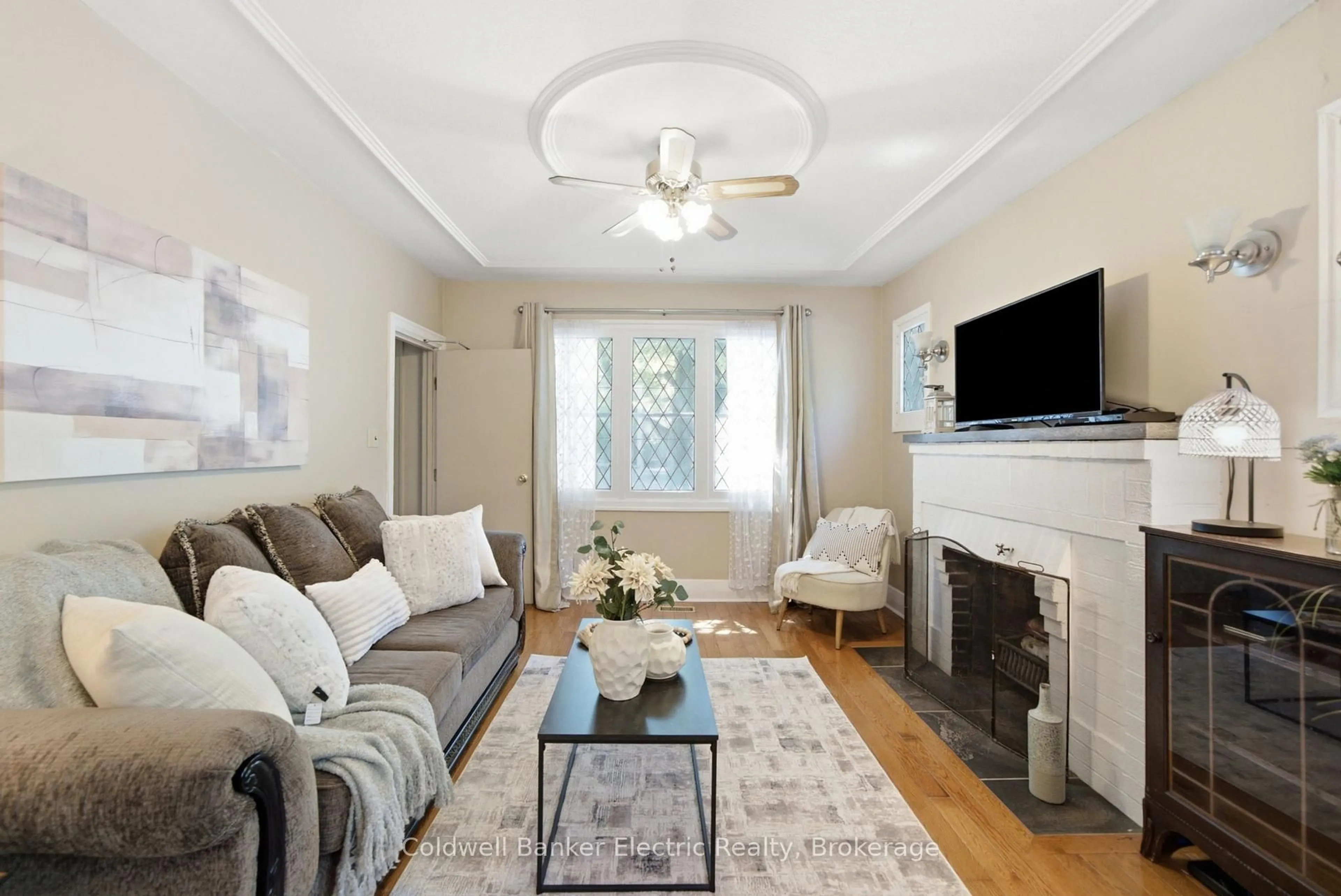 Living room with furniture, unknown for 1228 Kenneth Ave, Peterborough Ontario K9J 5P9