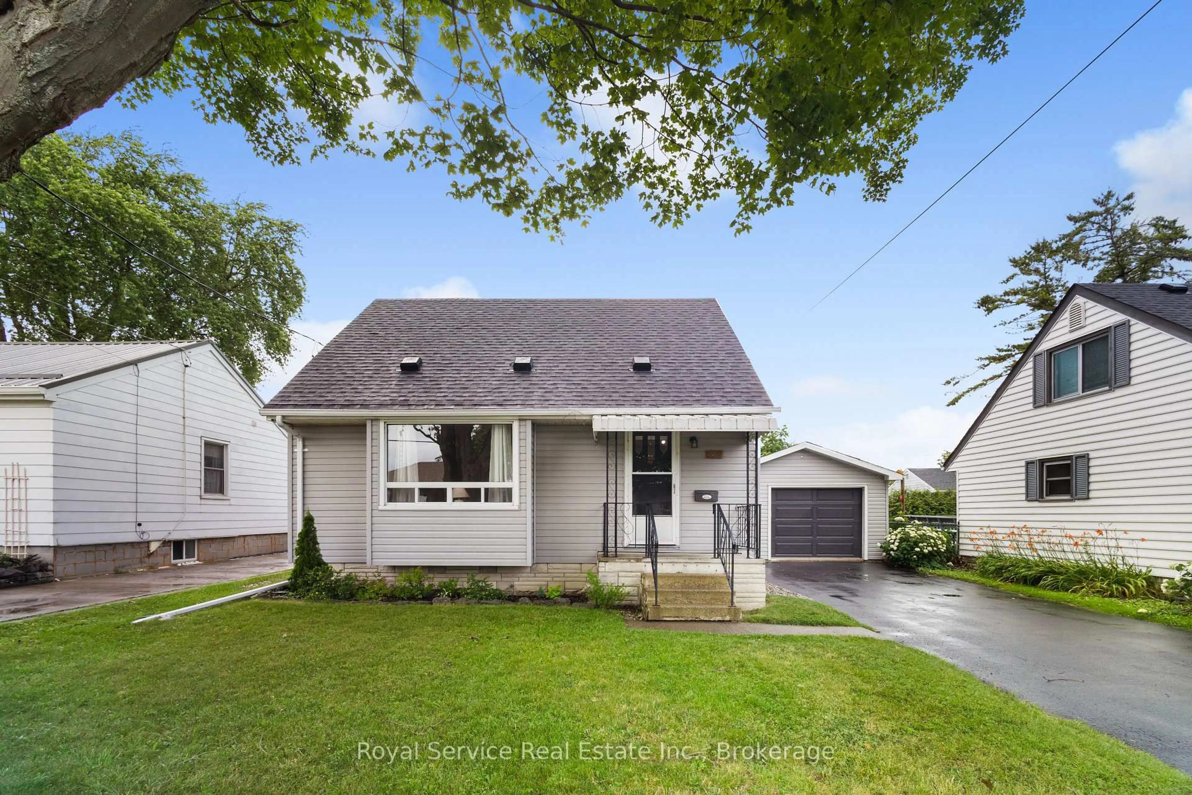 A pic from outside/outdoor area/front of a property/back of a property/a pic from drone, street for 558 Burnham St, Cobourg Ontario K9A 2X1