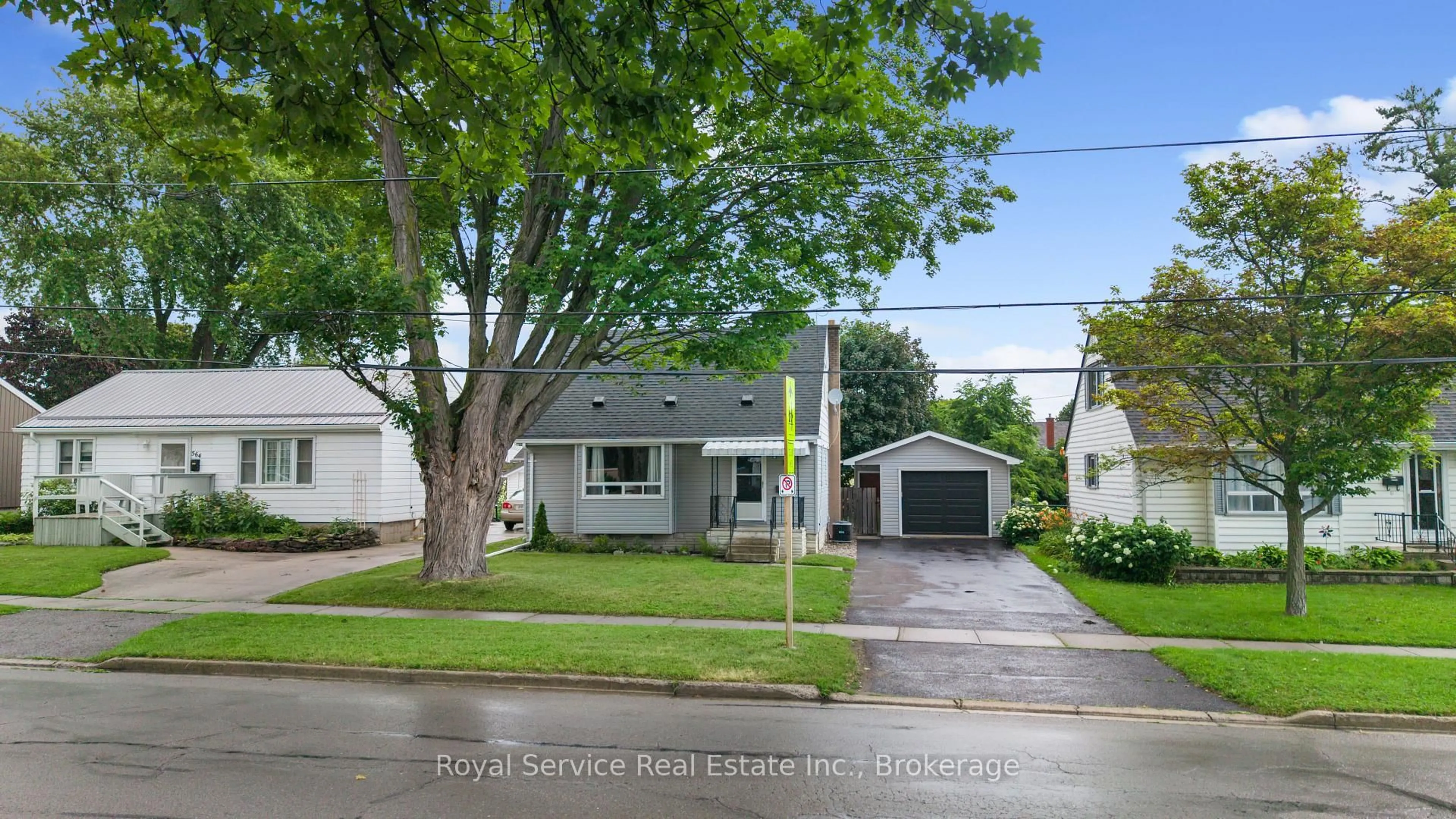 A pic from outside/outdoor area/front of a property/back of a property/a pic from drone, street for 558 Burnham St, Cobourg Ontario K9A 2X1