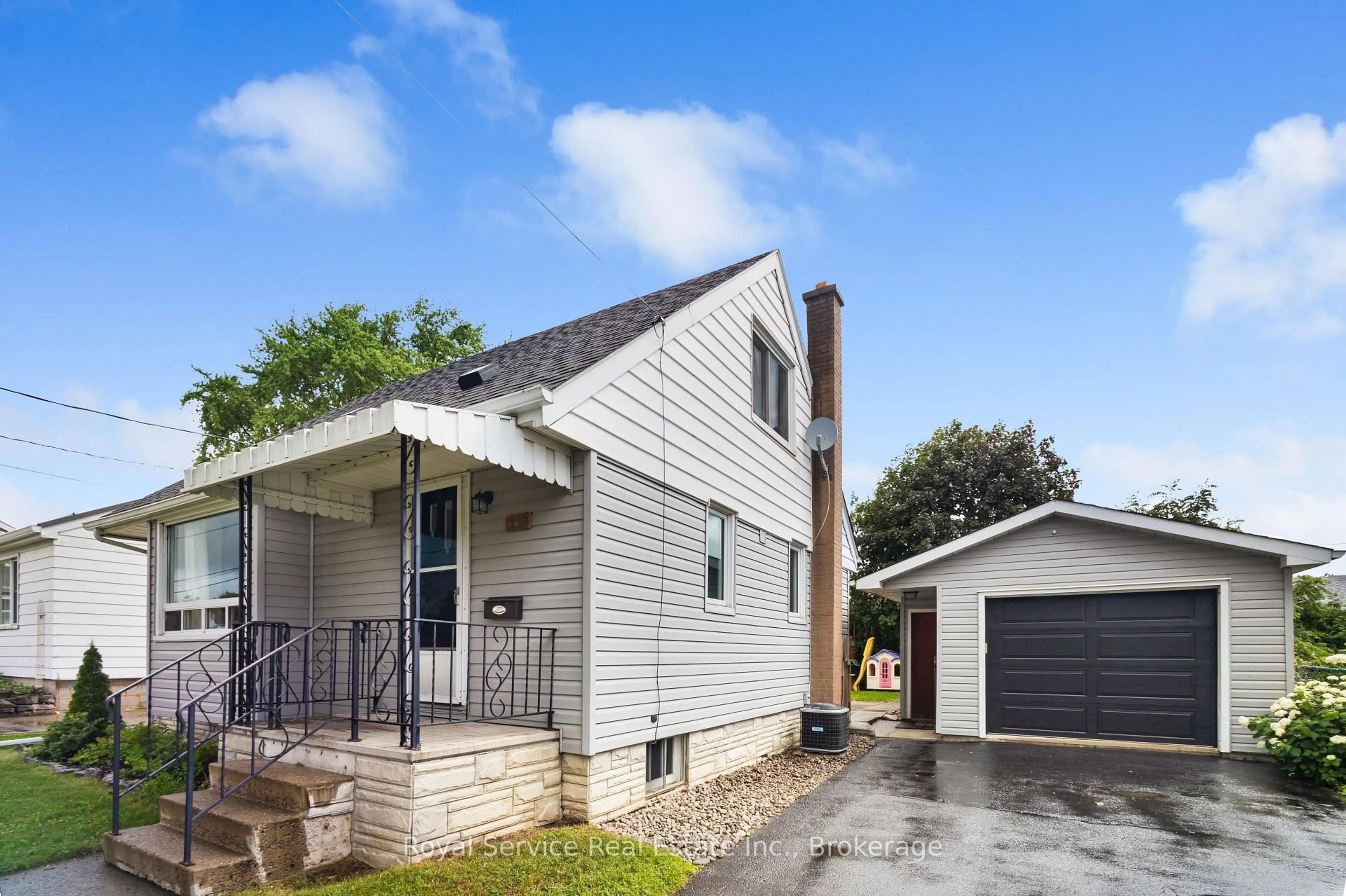 Home with vinyl exterior material, street for 558 Burnham St, Cobourg Ontario K9A 2X1