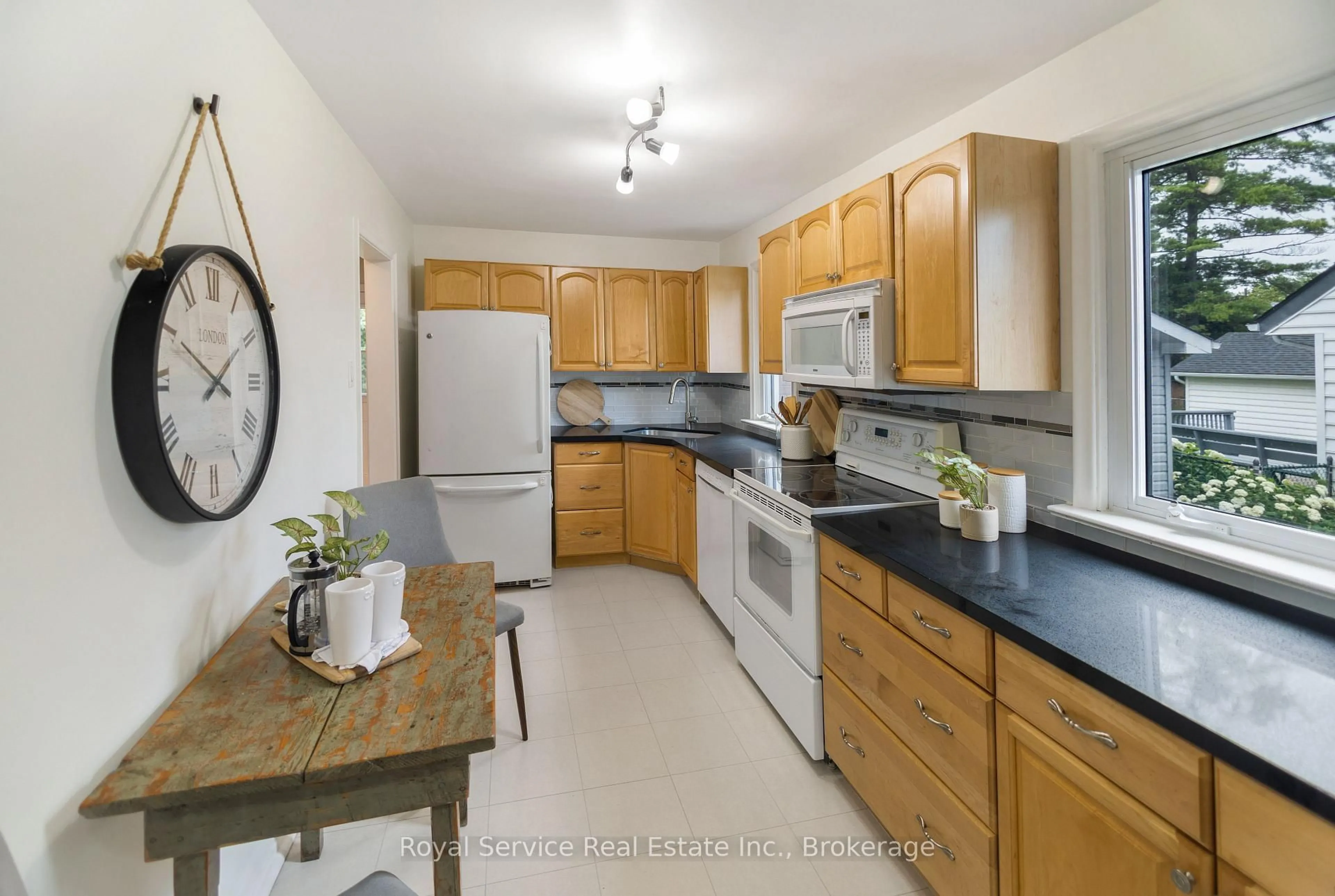 Standard kitchen, ceramic/tile floor for 558 Burnham St, Cobourg Ontario K9A 2X1