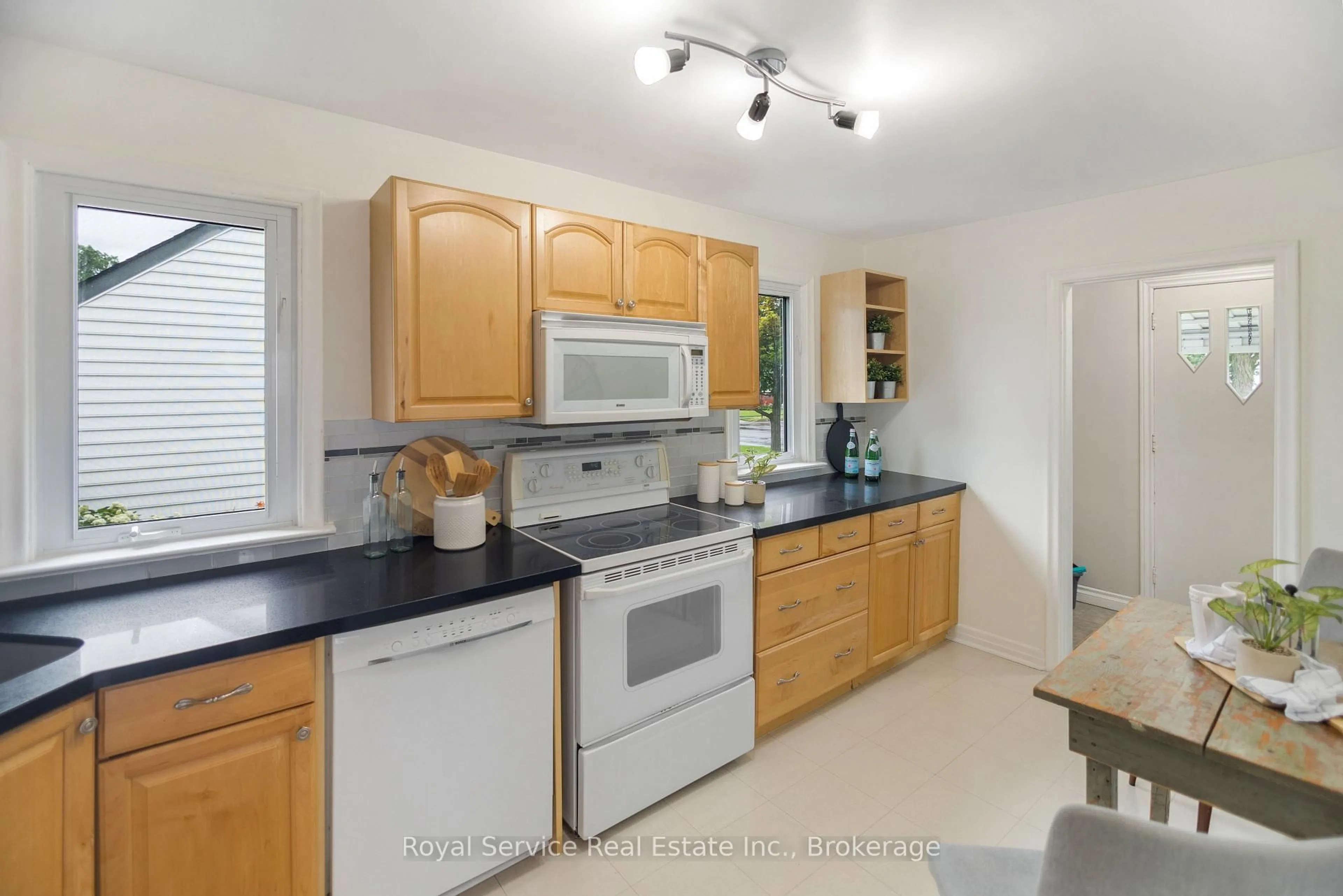 Standard kitchen, ceramic/tile floor for 558 Burnham St, Cobourg Ontario K9A 2X1