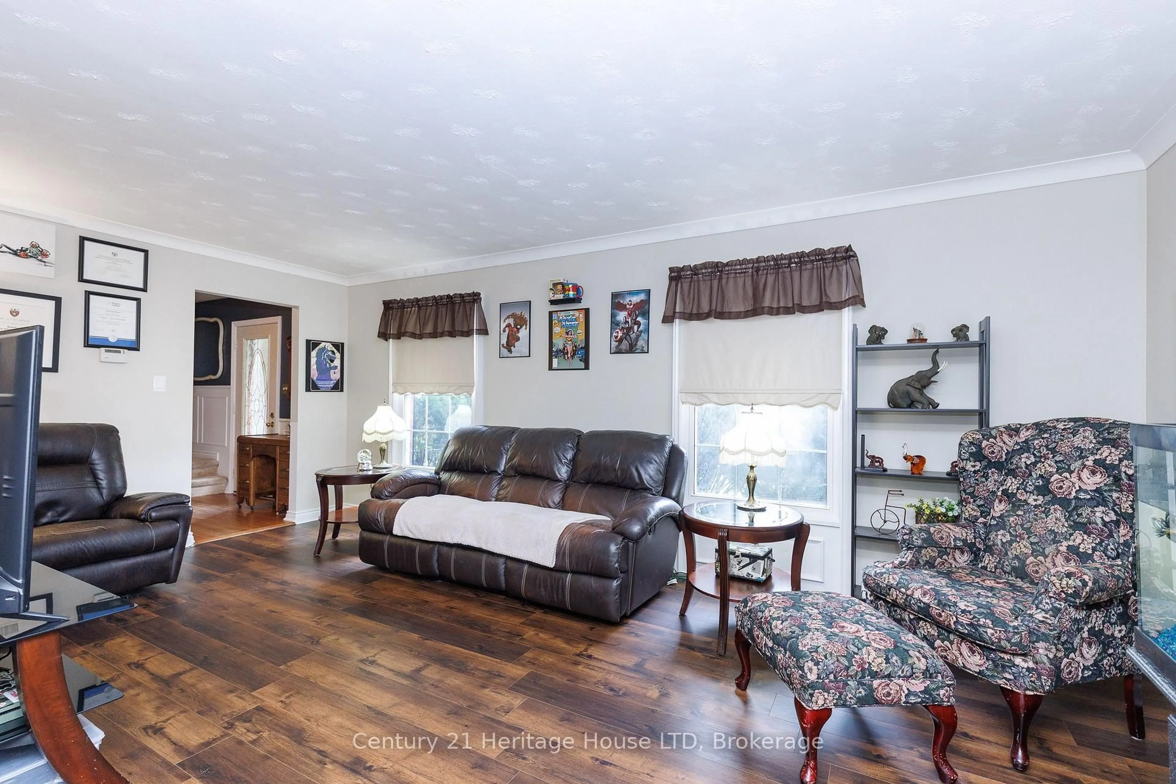 Living room with furniture, wood/laminate floor for 688 Daytona Dr, Fort Erie Ontario L2A 4Z6
