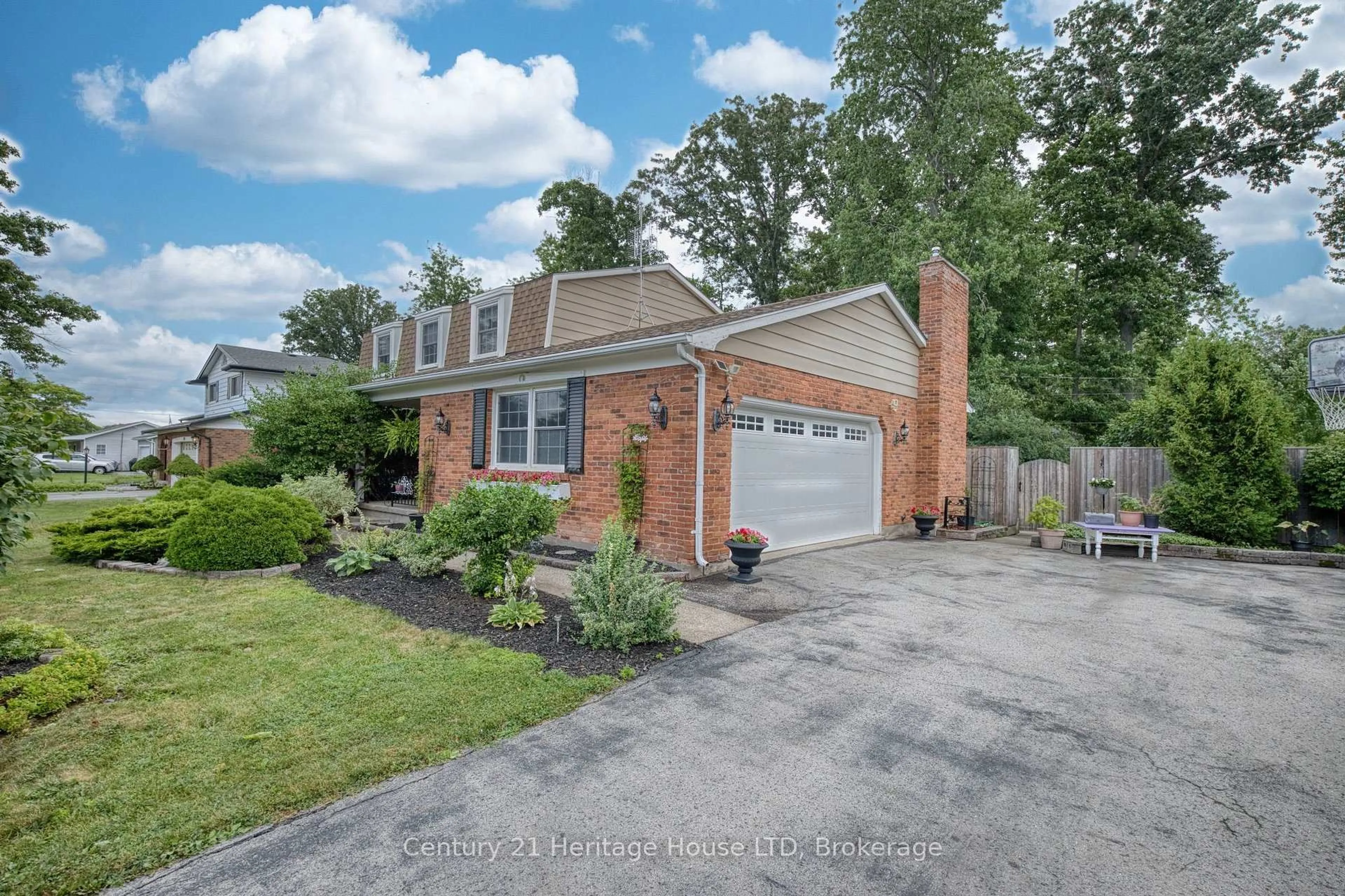 Home with brick exterior material, street for 688 Daytona Dr, Fort Erie Ontario L2A 4Z6