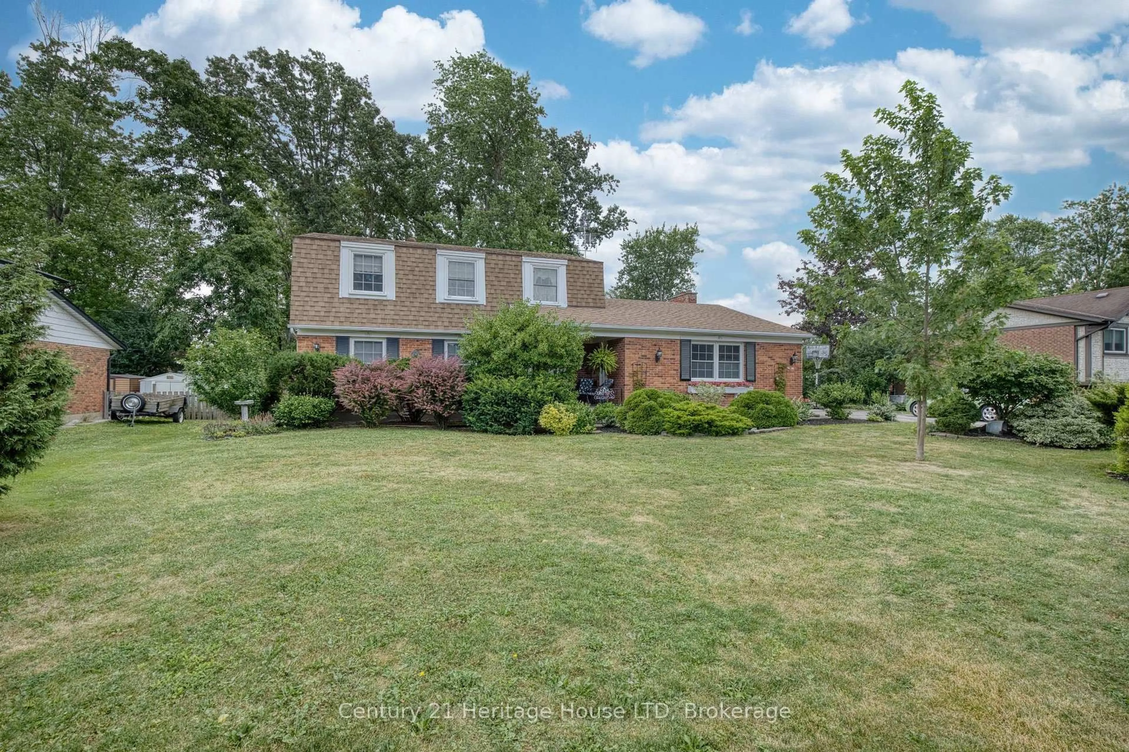A pic from outside/outdoor area/front of a property/back of a property/a pic from drone, street for 688 Daytona Dr, Fort Erie Ontario L2A 4Z6