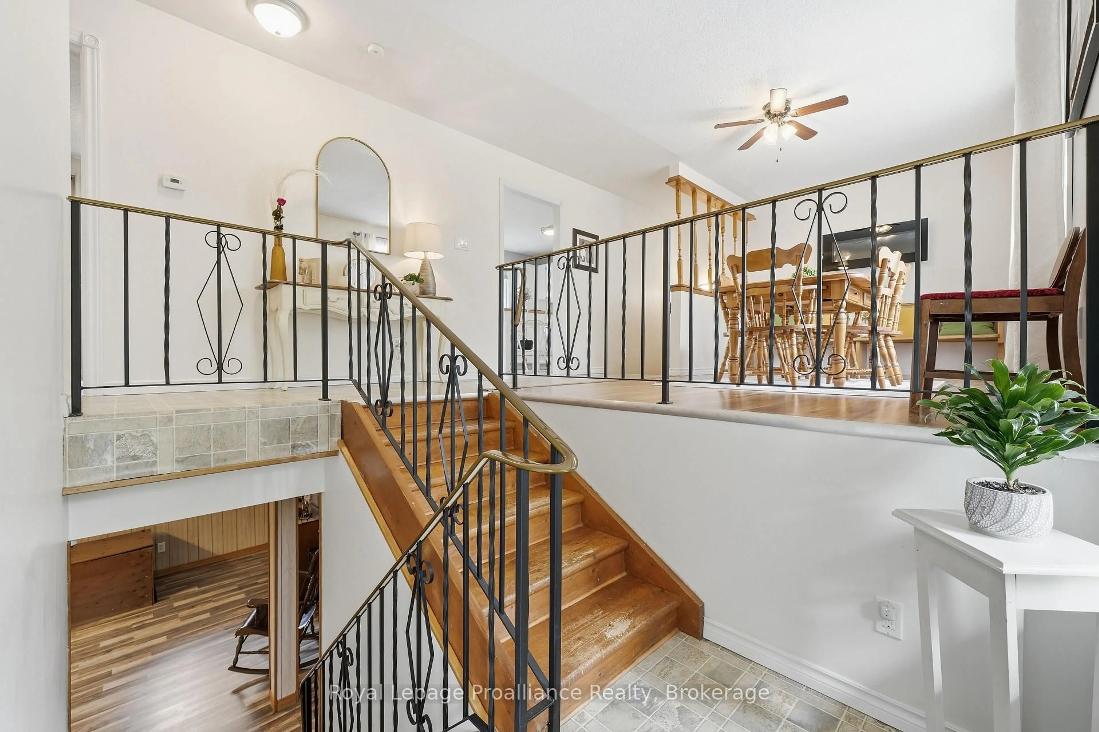 Indoor foyer for 384 Carson Rd, Thomasburg Ontario K0K 3H0