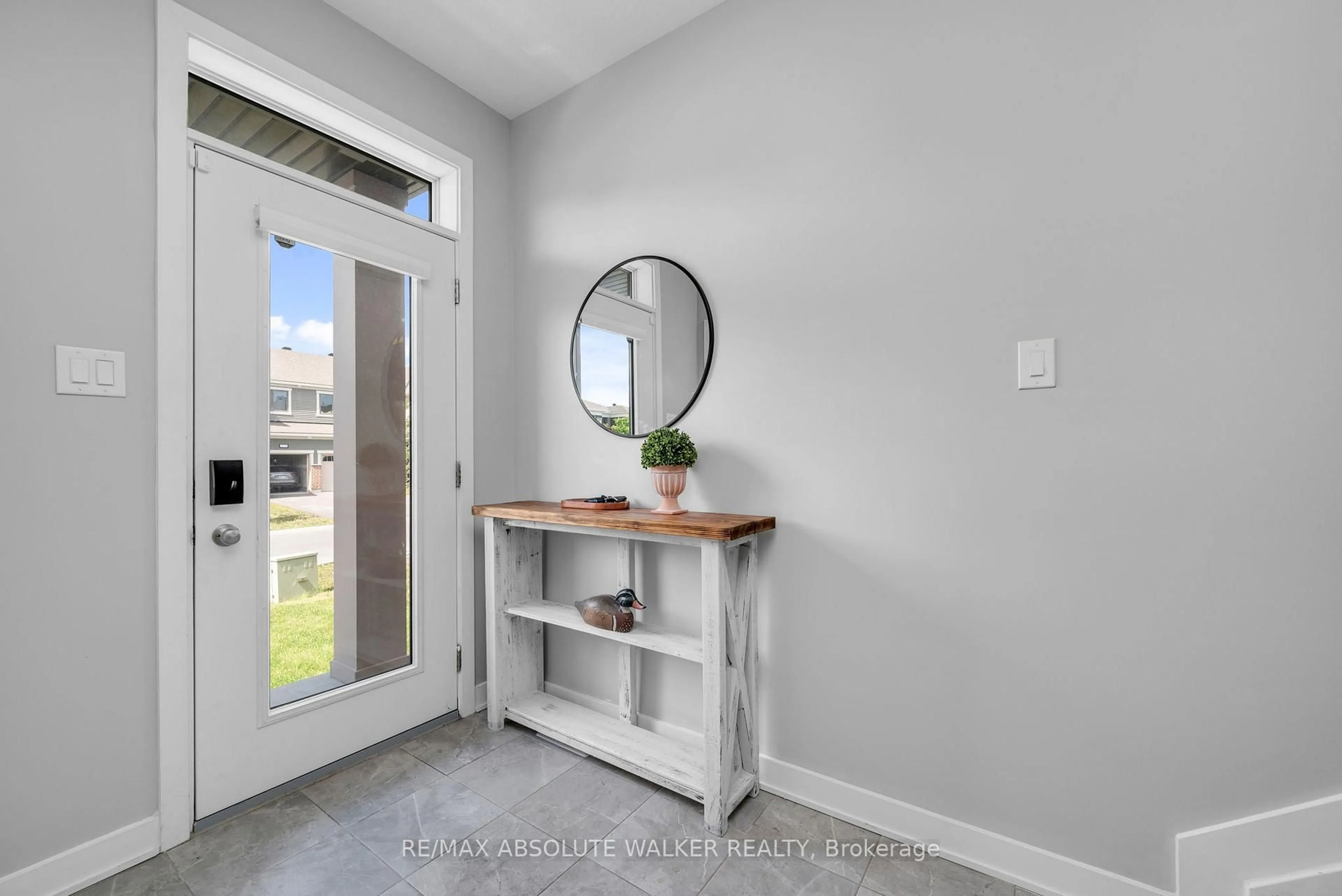 Indoor entryway for 2176 Winsome Terr, Orleans Ontario K4A 5N1