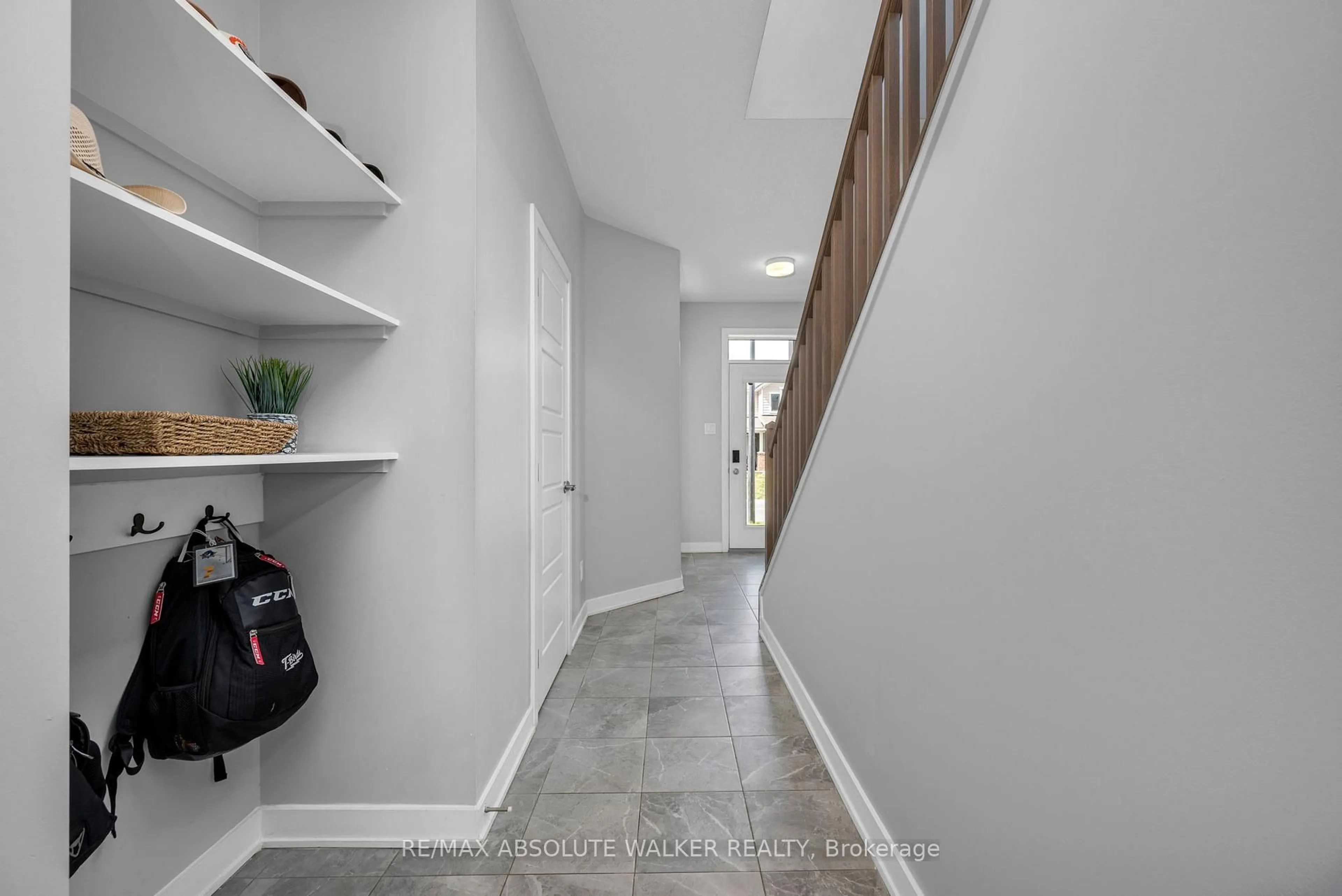 Indoor entryway for 2176 Winsome Terr, Orleans Ontario K4A 5N1