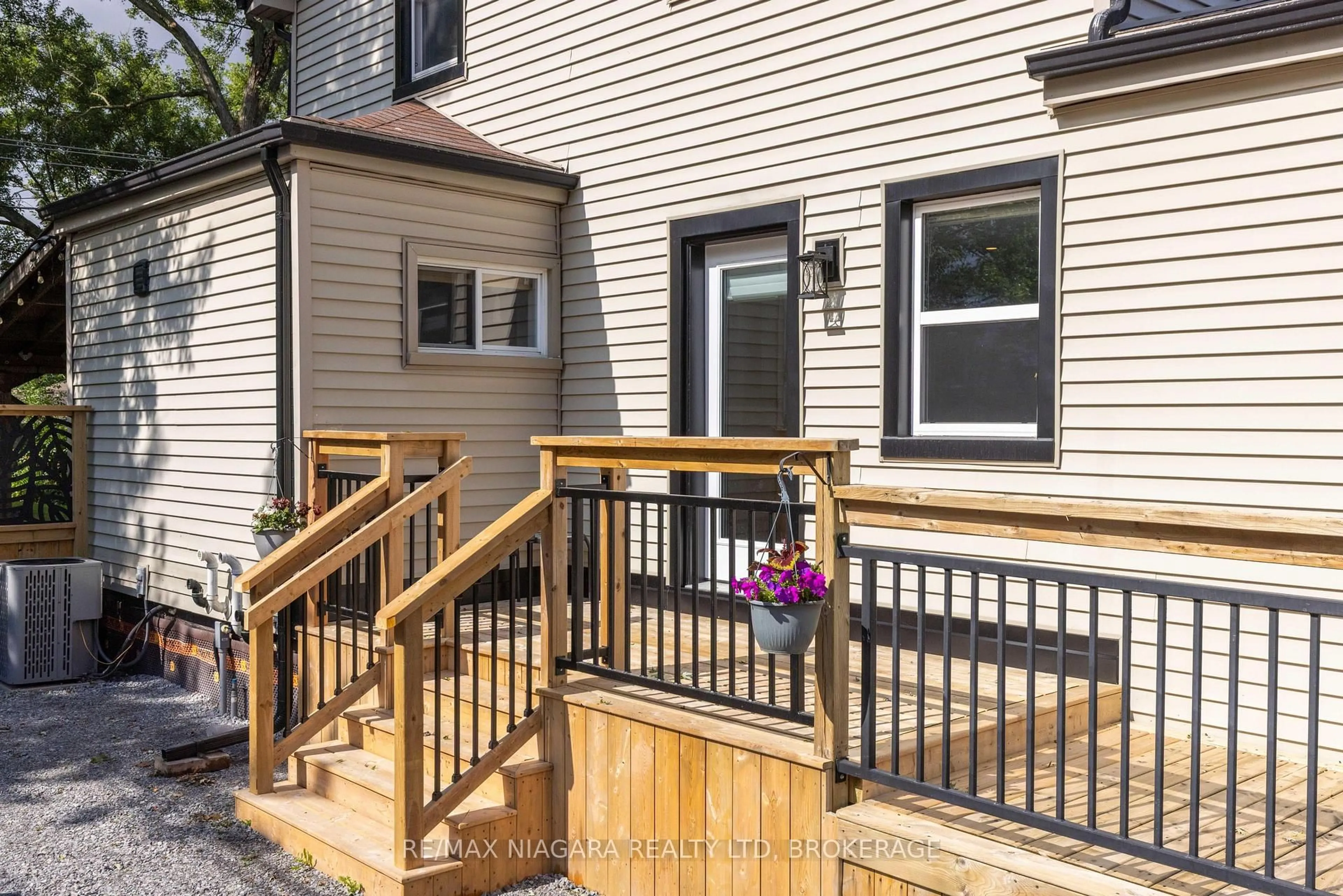 Patio, street for 93 First St, Welland Ontario L3B 4R8