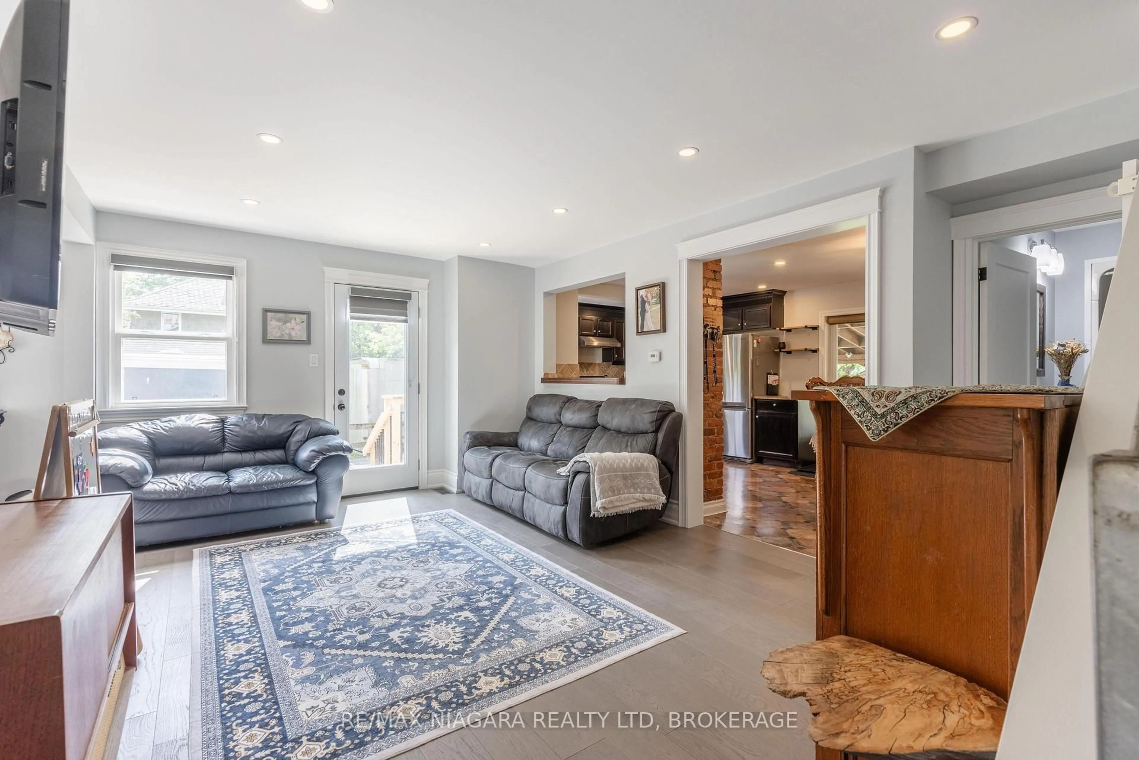 Living room with furniture, unknown for 93 First St, Welland Ontario L3B 4R8