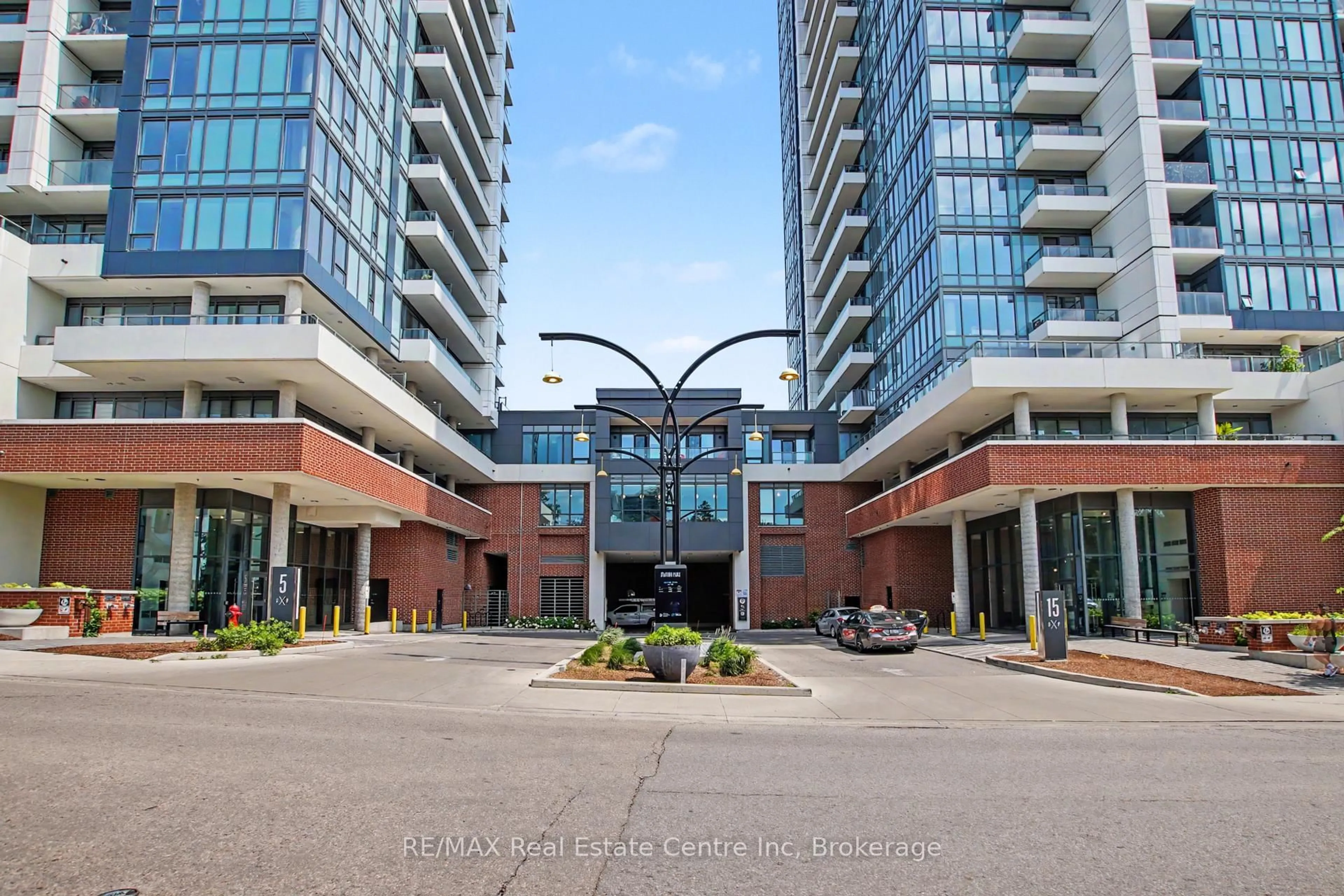 Indoor foyer for 15 Wellington St #2214, Kitchener Ontario N2G 0E4