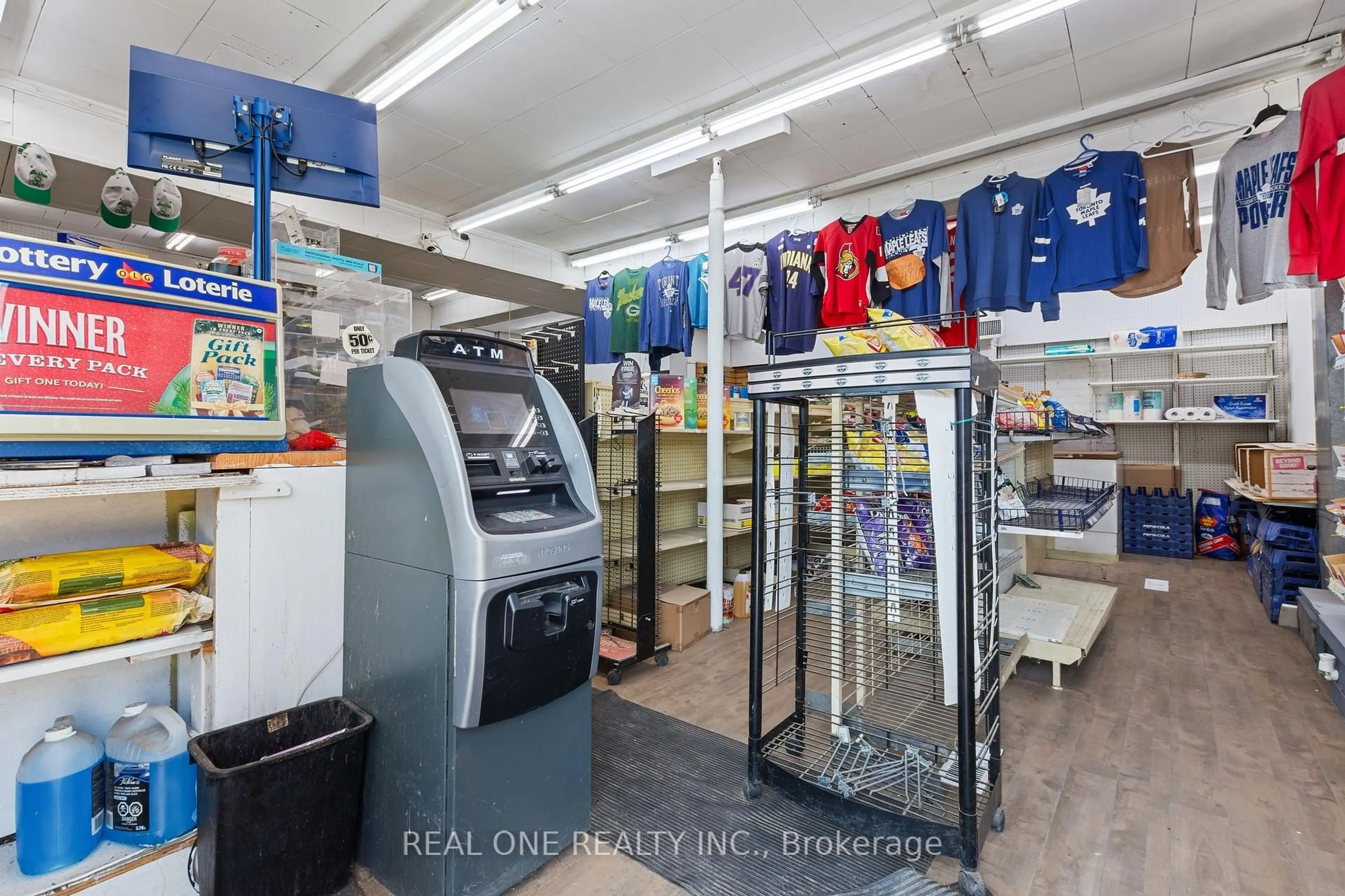 Kitchen with laundary machines, unknown for 155 Victoria Ave, Hamilton Ontario L8L 5E7