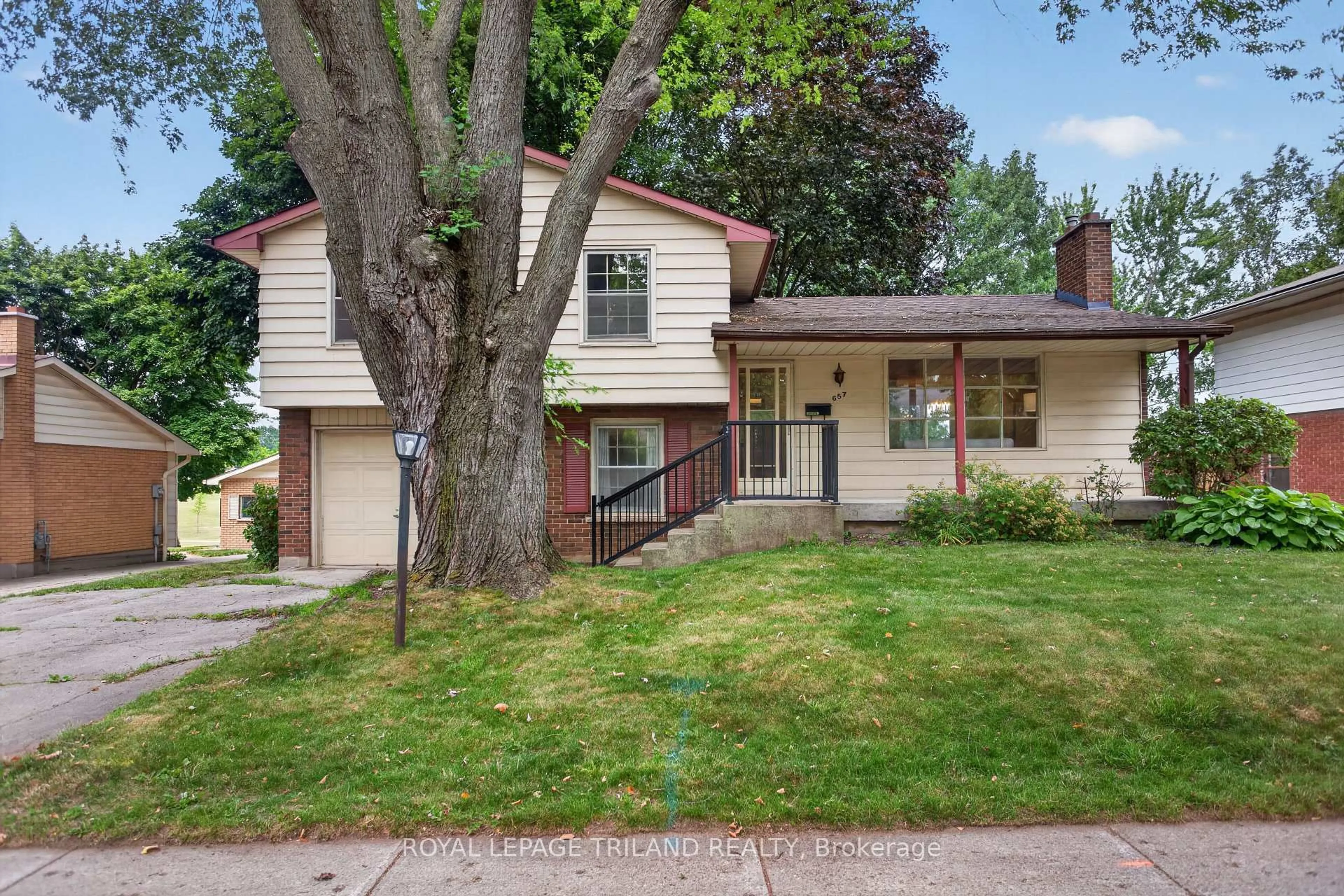 Home with vinyl exterior material, street for 657 Viscount Rd, London South Ontario N6J 2Y4