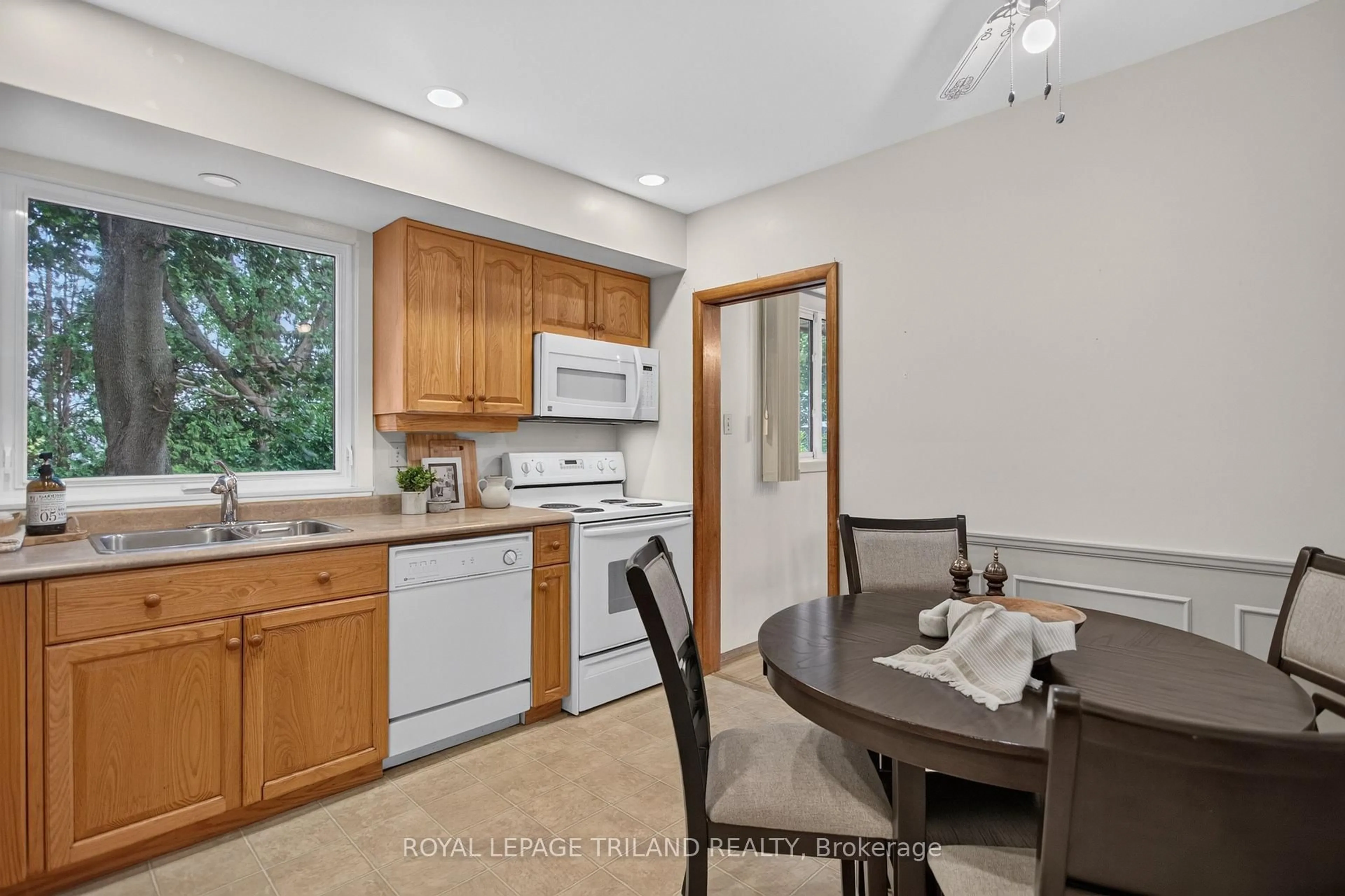 Standard kitchen, ceramic/tile floor for 657 Viscount Rd, London South Ontario N6J 2Y4