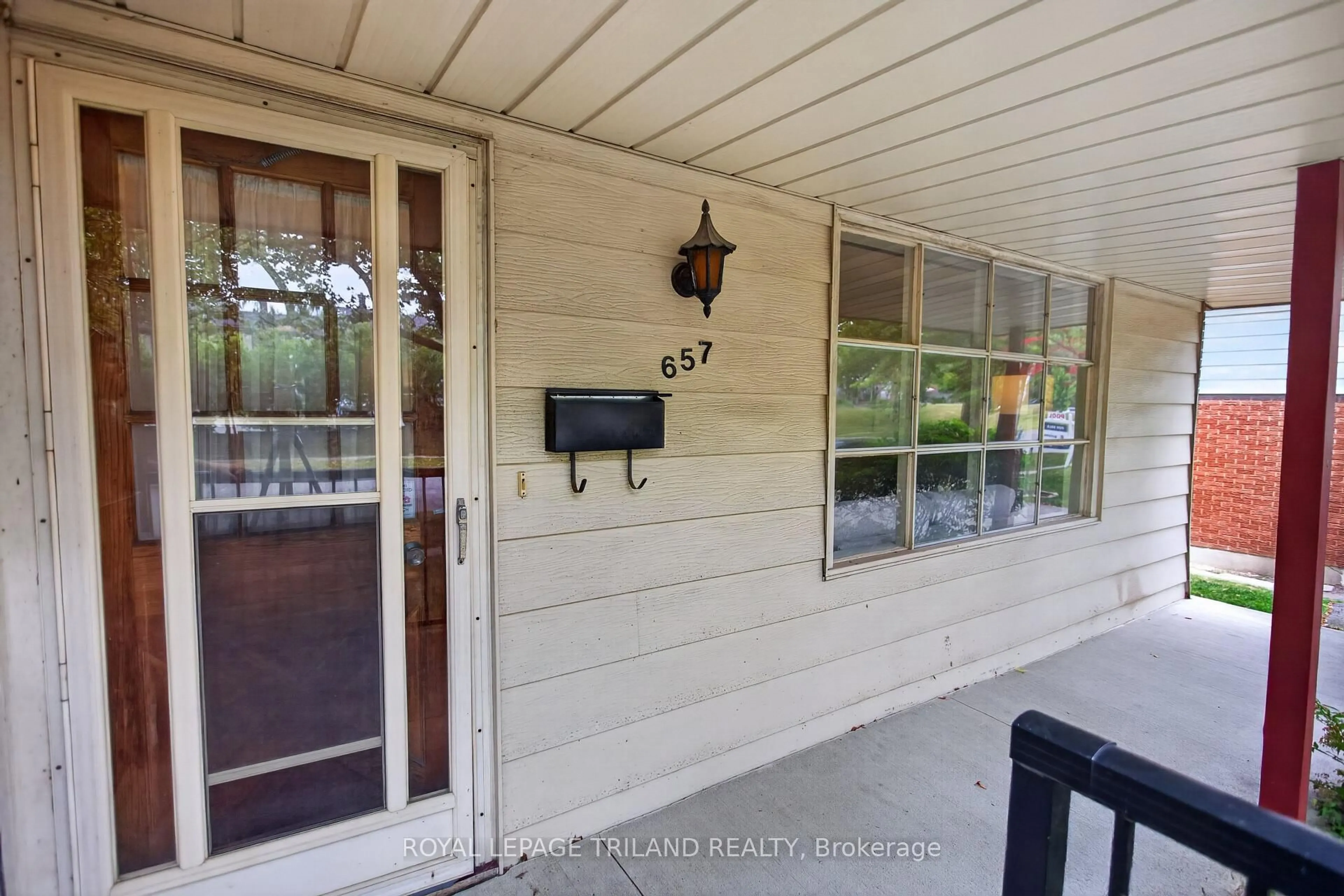 Patio, street for 657 Viscount Rd, London South Ontario N6J 2Y4