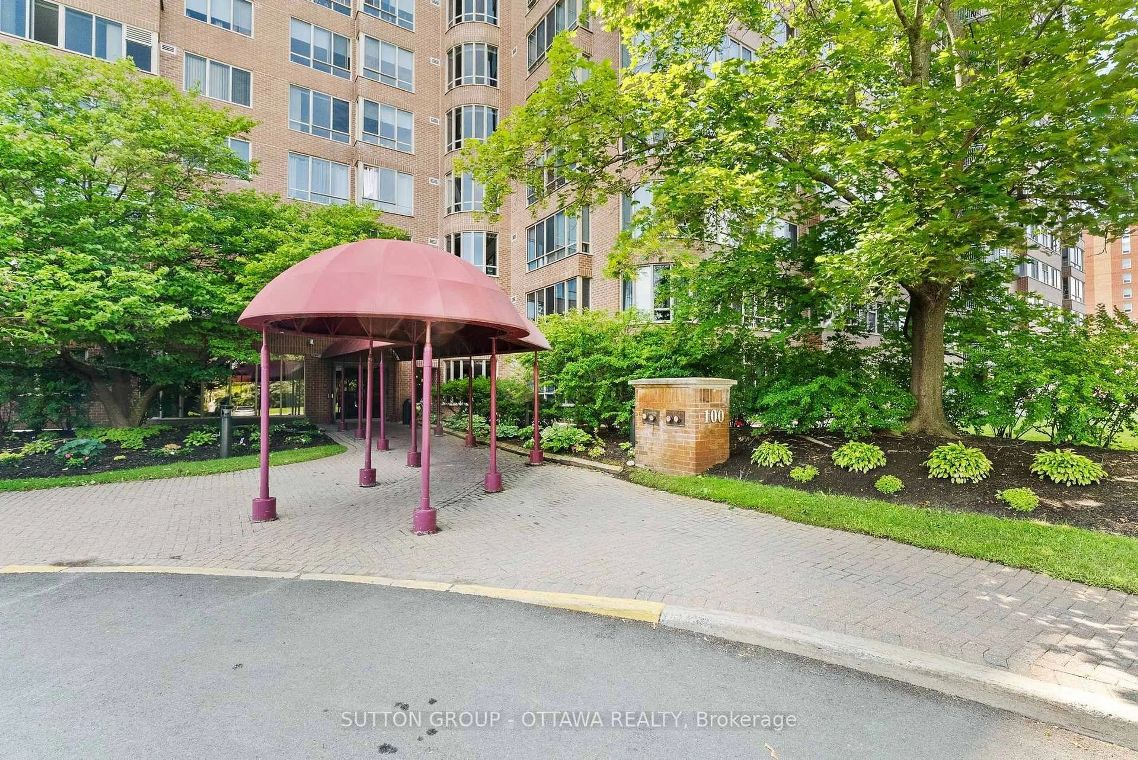 Indoor foyer for 100 Grant Carman Dr, Ottawa Ontario K2E 8B8