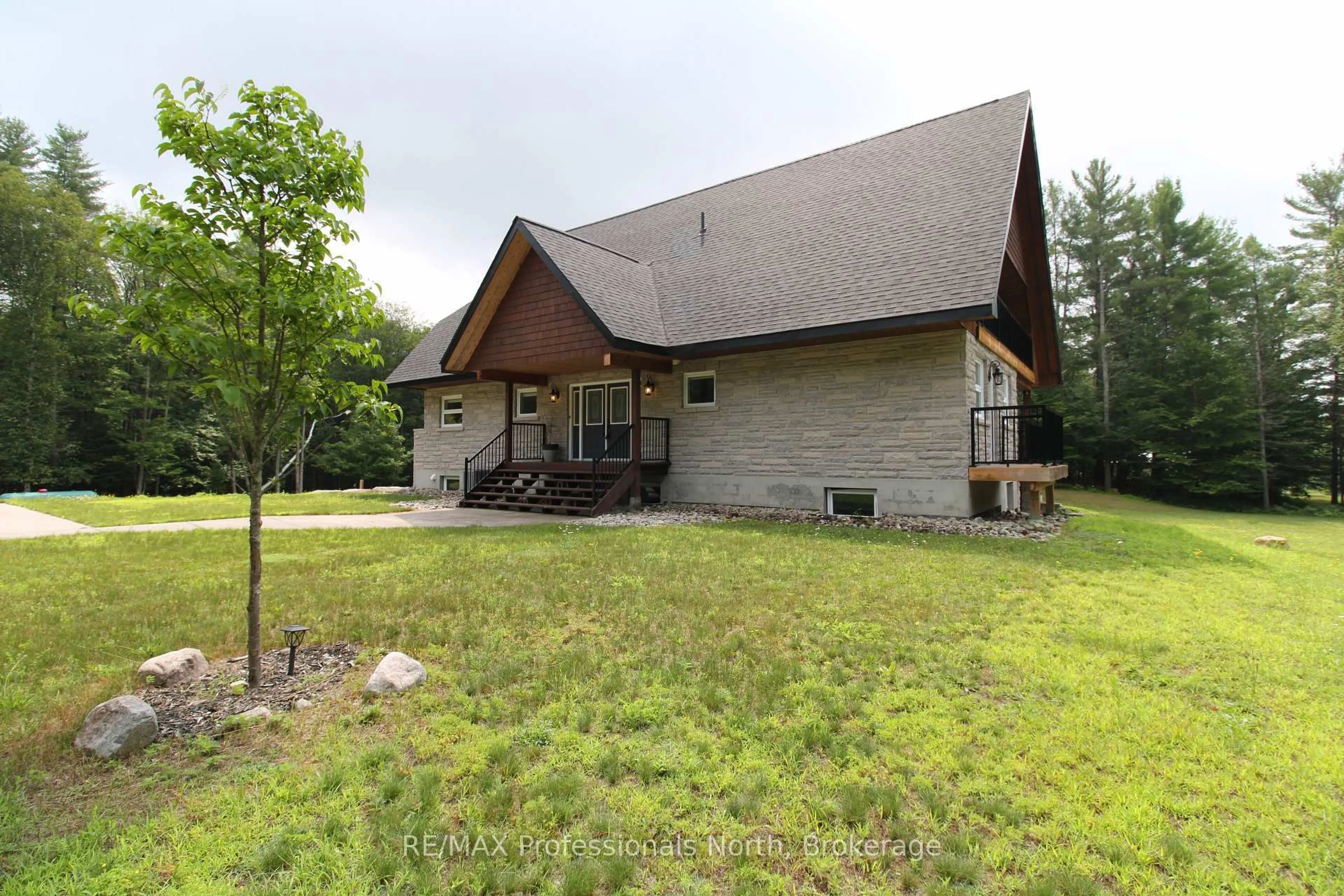 A pic from outside/outdoor area/front of a property/back of a property/a pic from drone, unknown for 1196 Ravenscliffe Rd, Huntsville Ontario P1H 2N5