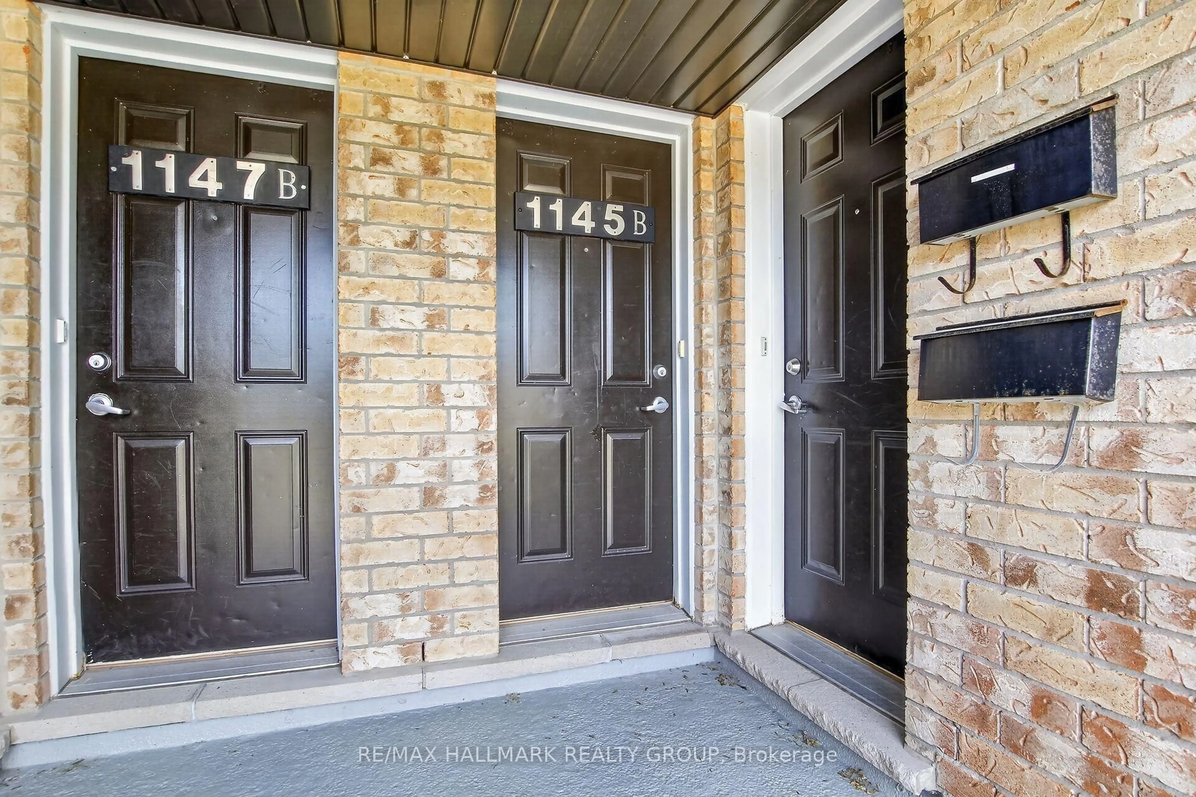 Indoor entryway for 1145 Longfields Dr #B, Ottawa Ontario K2J 5R5