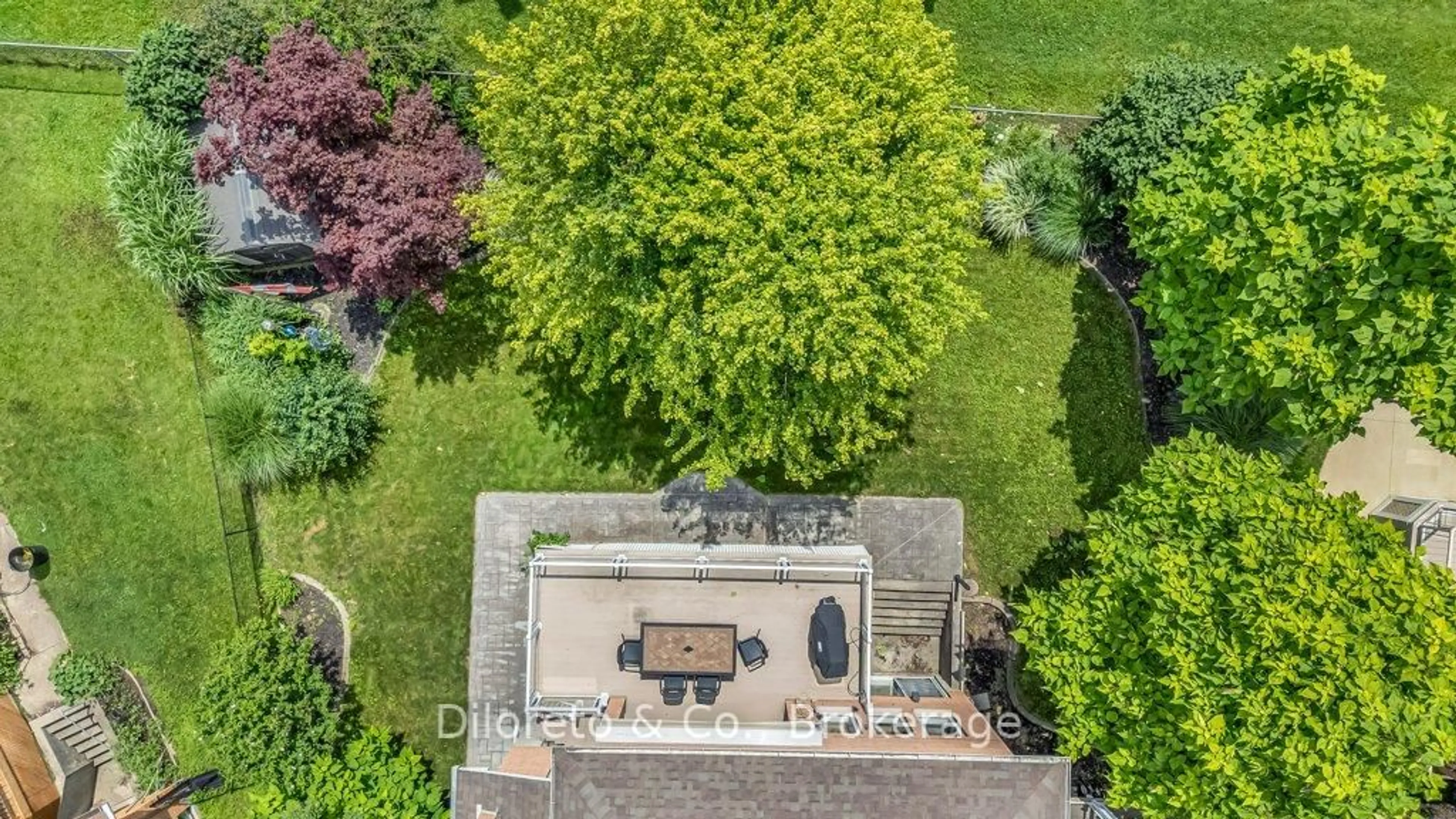 A pic from outside/outdoor area/front of a property/back of a property/a pic from drone, unknown for 28 Foxwood Cres, Guelph Ontario N1C 1A6