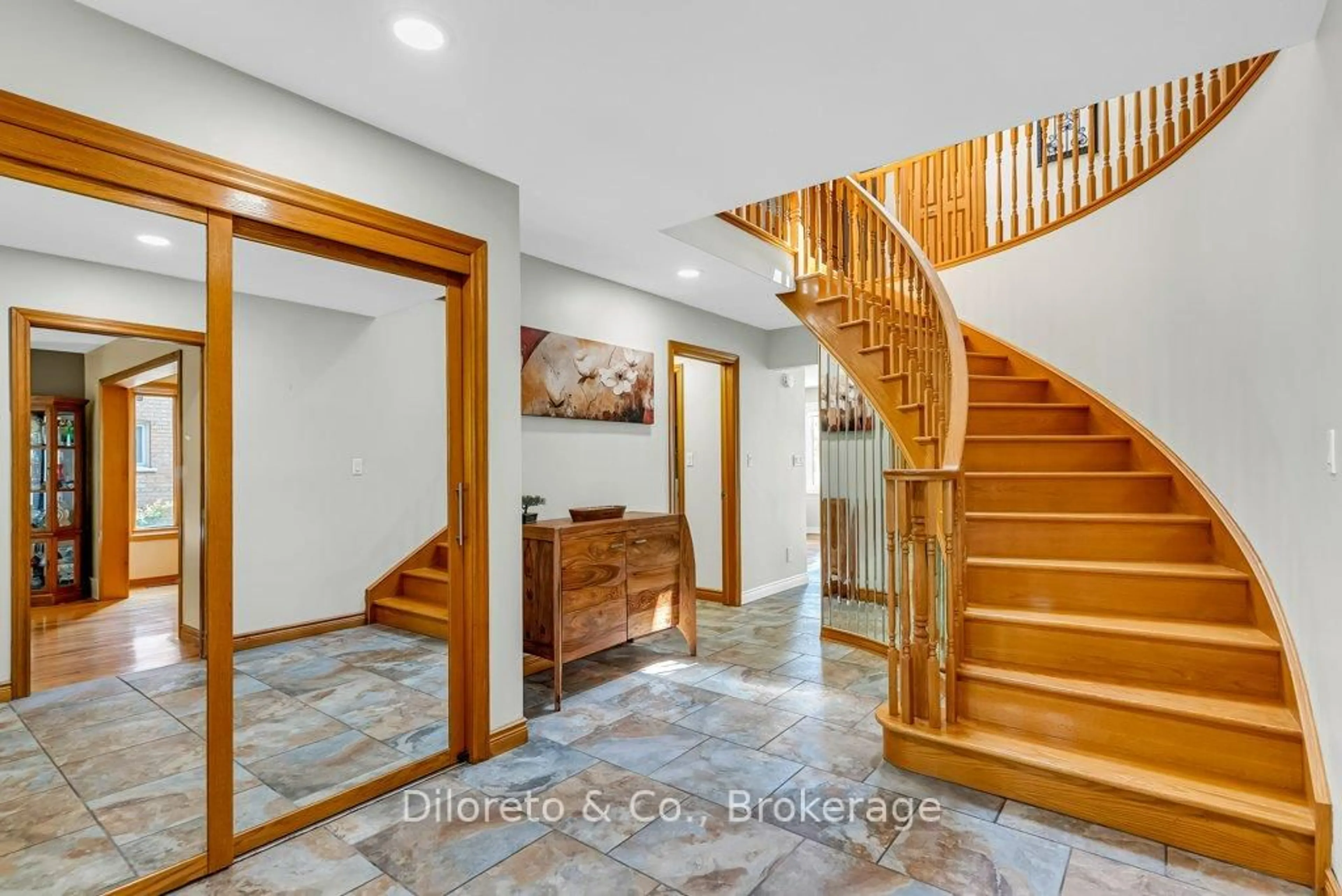 Indoor entryway for 28 Foxwood Cres, Guelph Ontario N1C 1A6