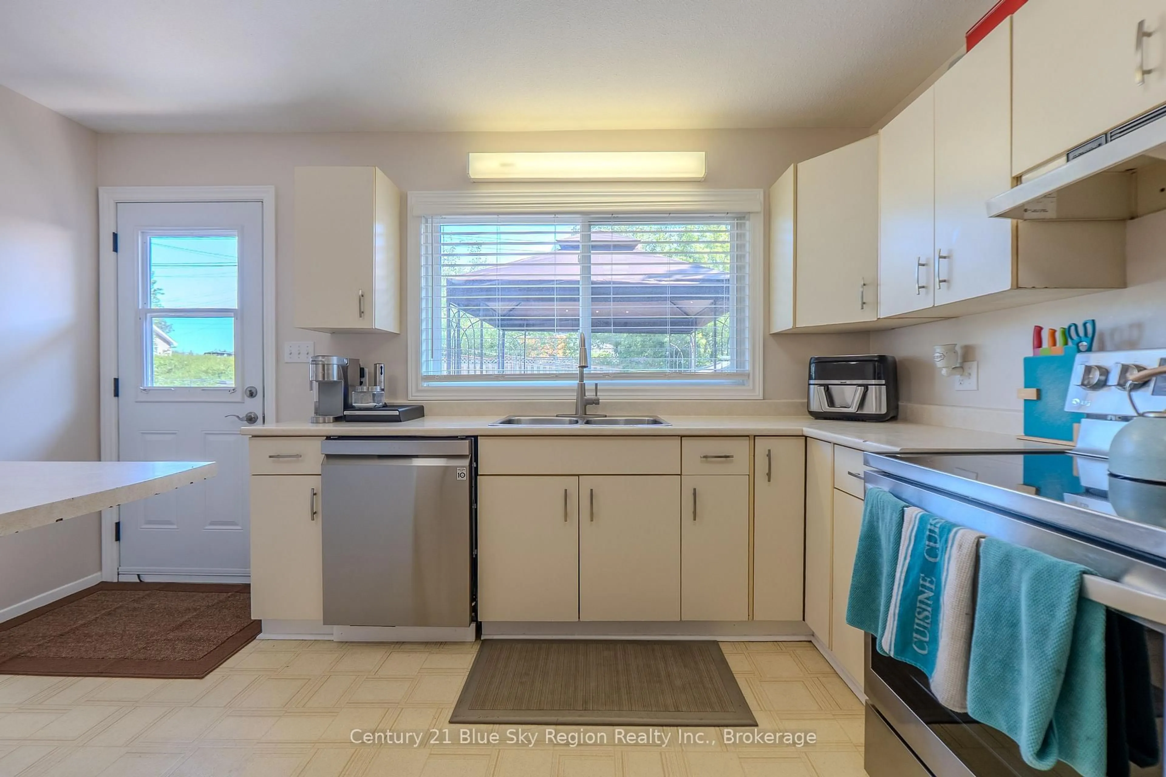 Standard kitchen, ceramic/tile floor for 22 Tamerack Ave, West Nipissing Ontario P2B 3H8