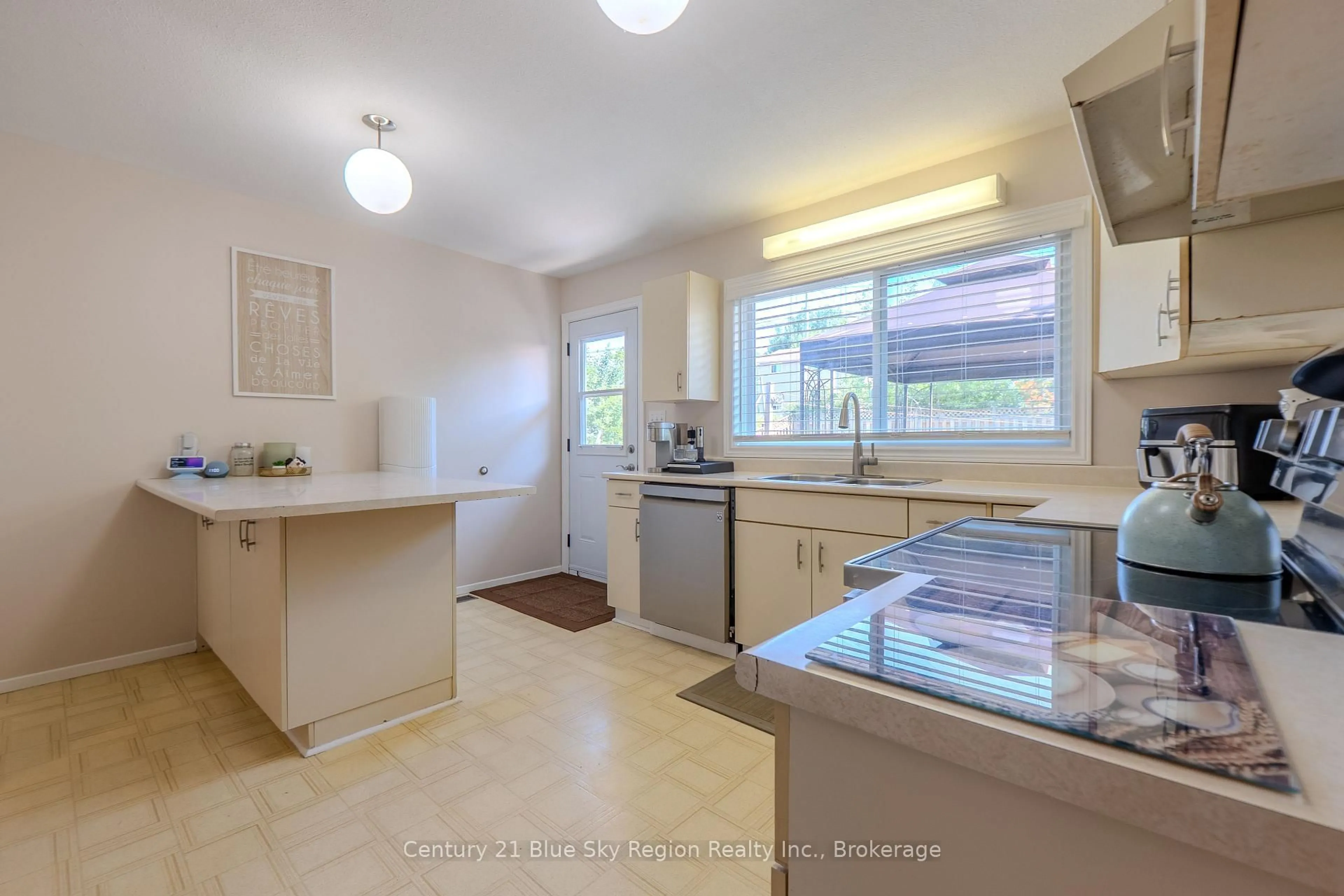 Standard kitchen, unknown for 22 Tamerack Ave, West Nipissing Ontario P2B 3H8